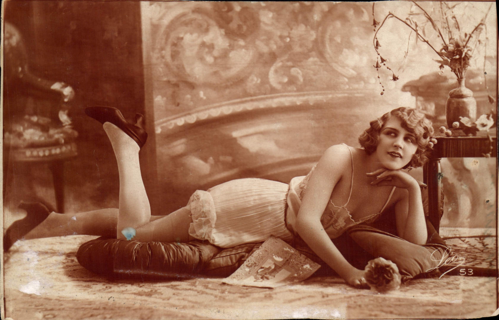 Jeune femme allongée — pose de studio — éditeur Leo, n°53
