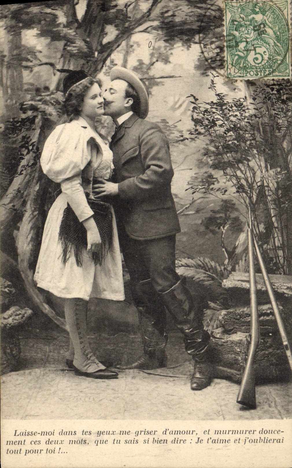 Amour dans la forêt — couple en tenue d'époque — éditeur non visible