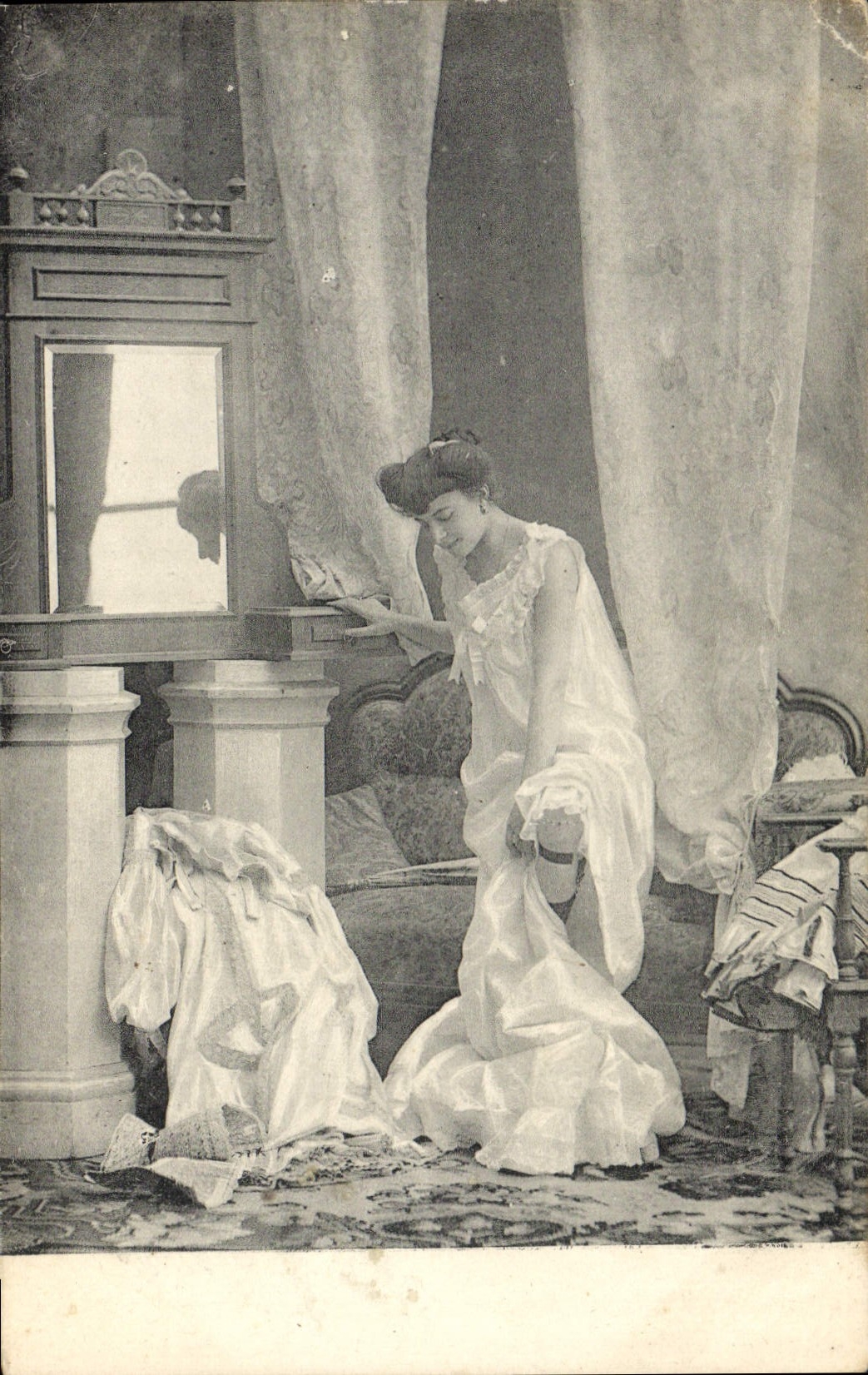 Femme en robe de chambre devant un miroir — scène intérieure — CPAPHIL n°5469-8