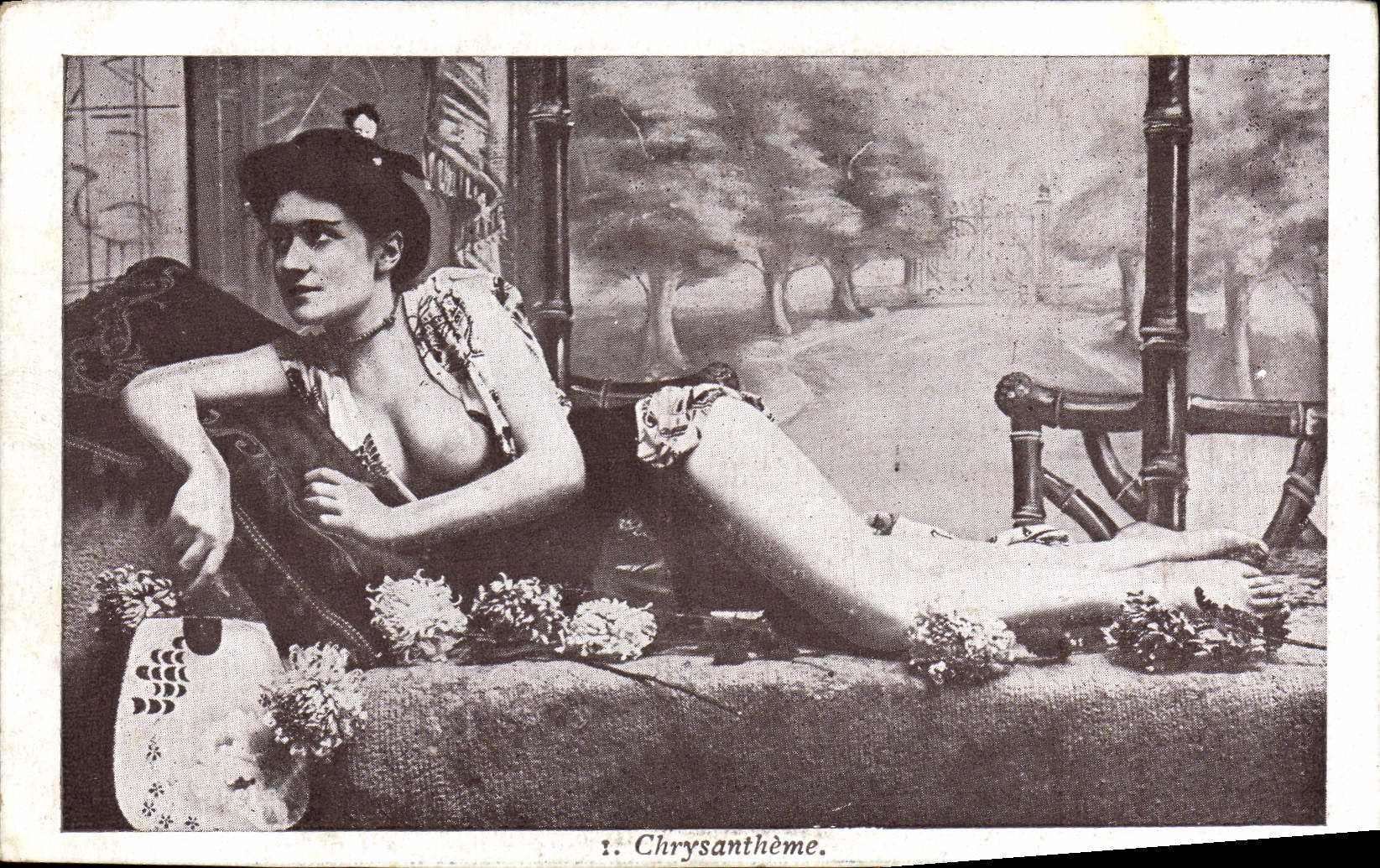 CPA Nu erotique Femme Chrysantheme