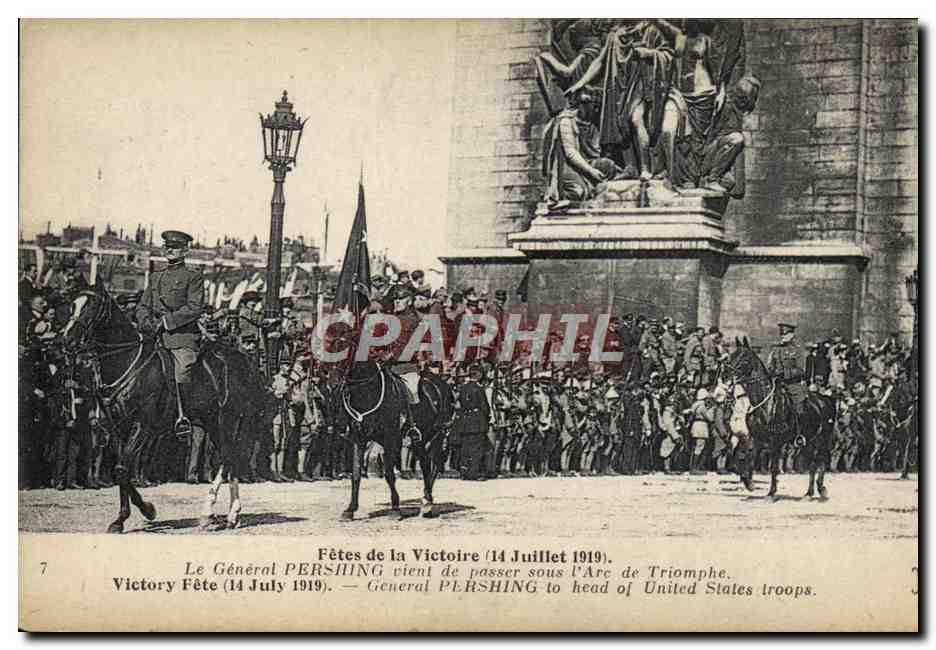 CPA Militaria Fetes de la Victoire Le general Pershing vient de passer sous l'arc de Triomphe 