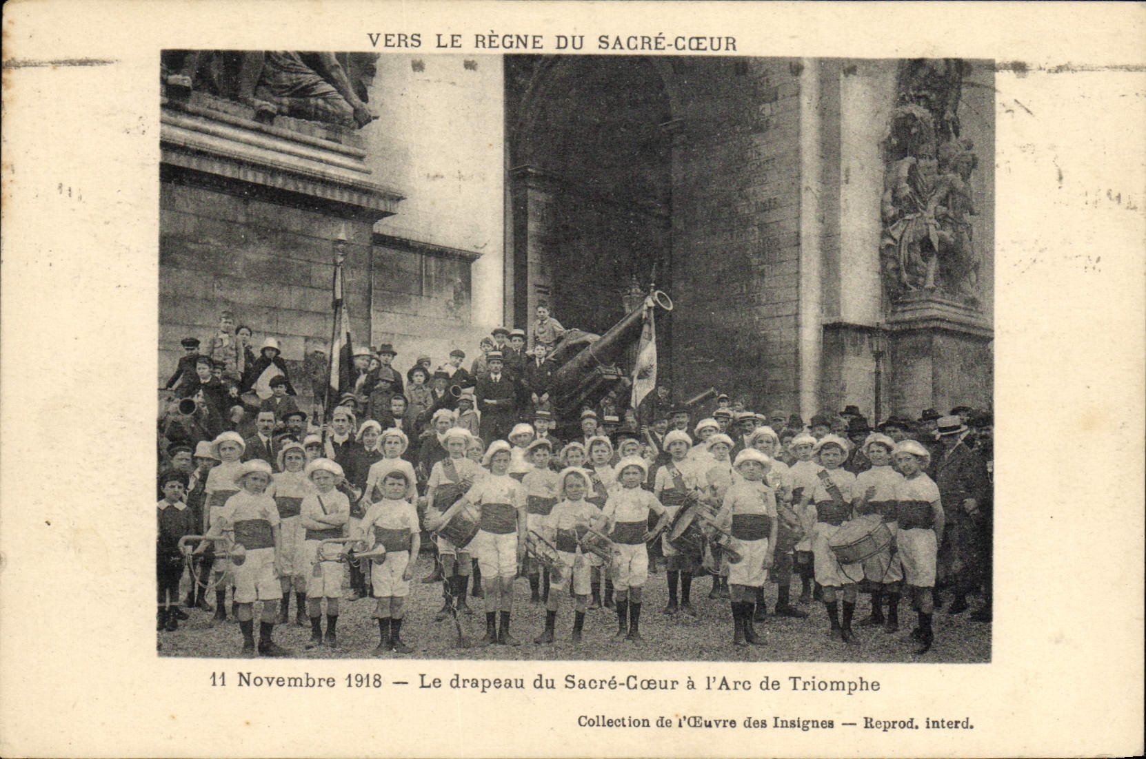 Arco de Triunfo — Bandera del Sagrado Corazón — 11 de noviembre de 1918 — Colección de la Obra de Distintivos