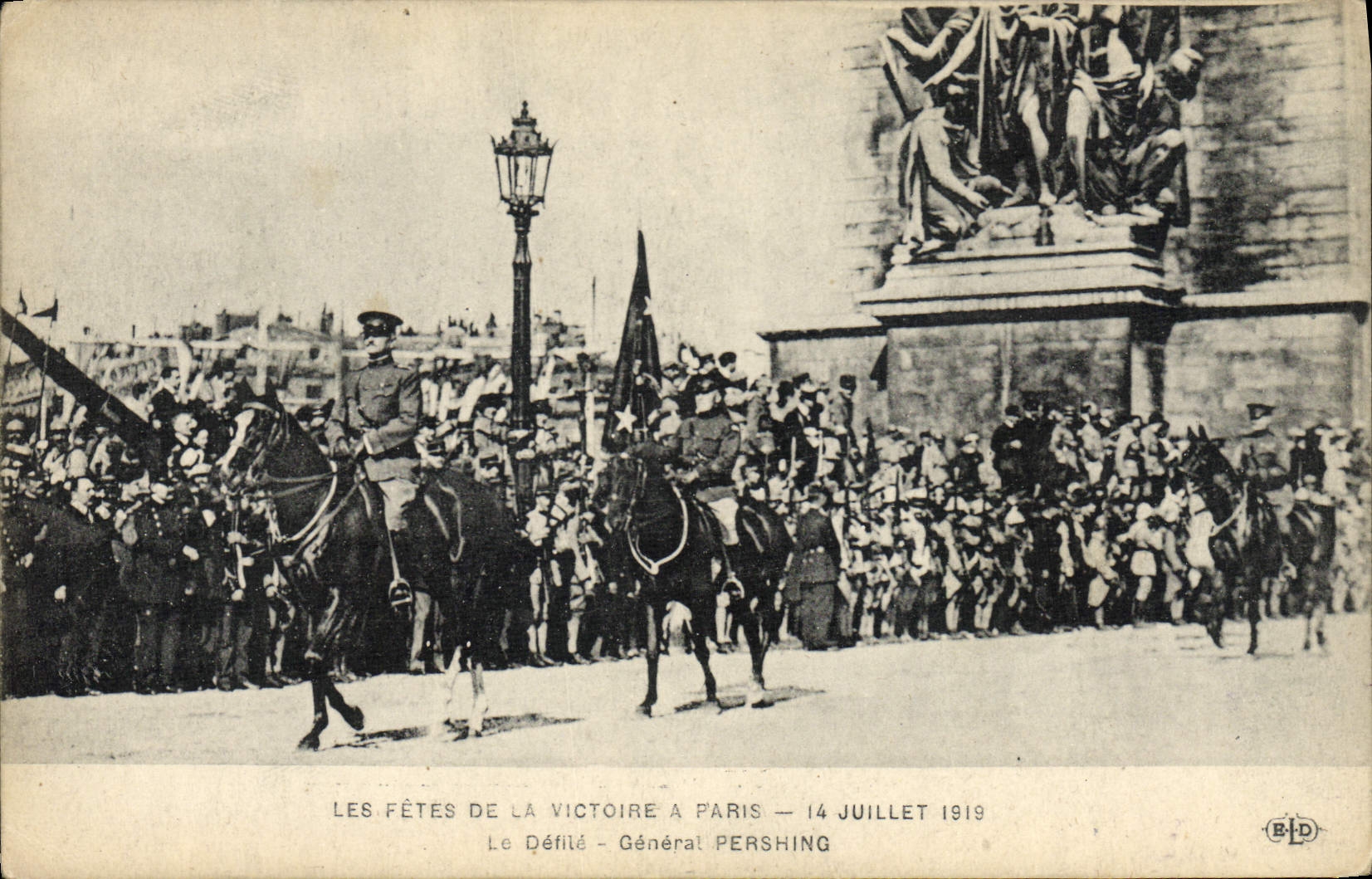 CPA Militaria Fetes de la victoire 14 juillet 1919 Le defile General Pershing