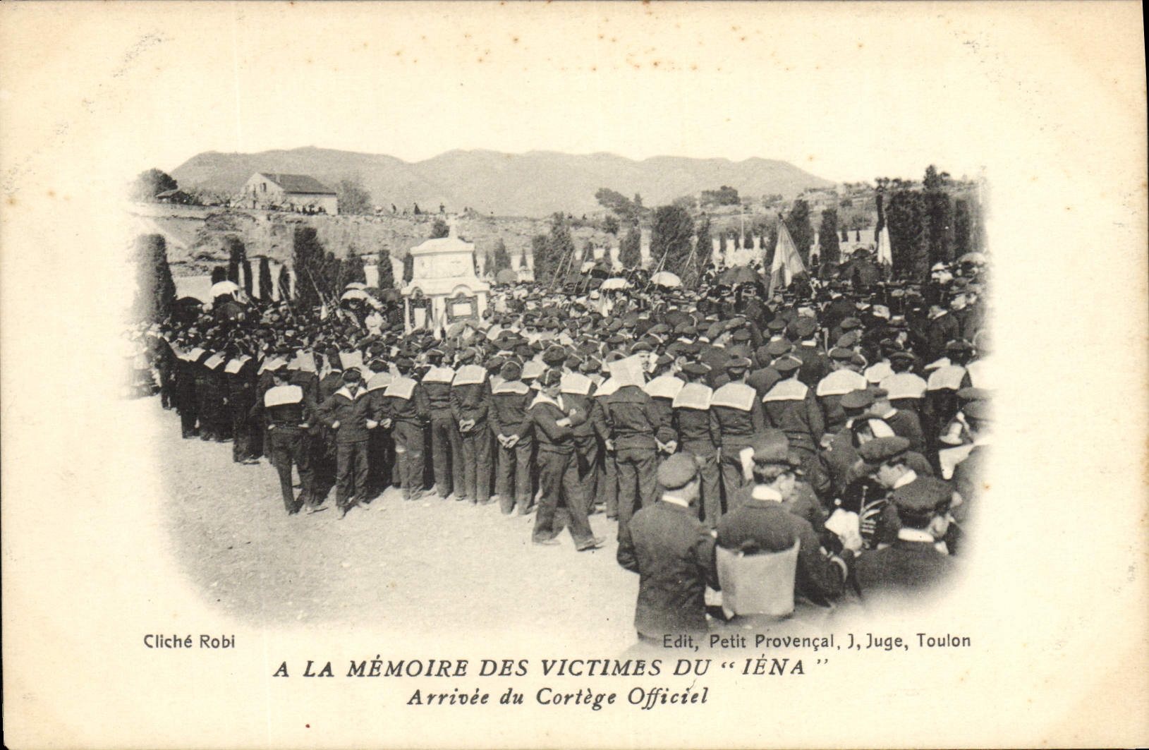 CPA Bateau Guerre A la memoire des victimes du Iena Arrivee du cortege officiel
