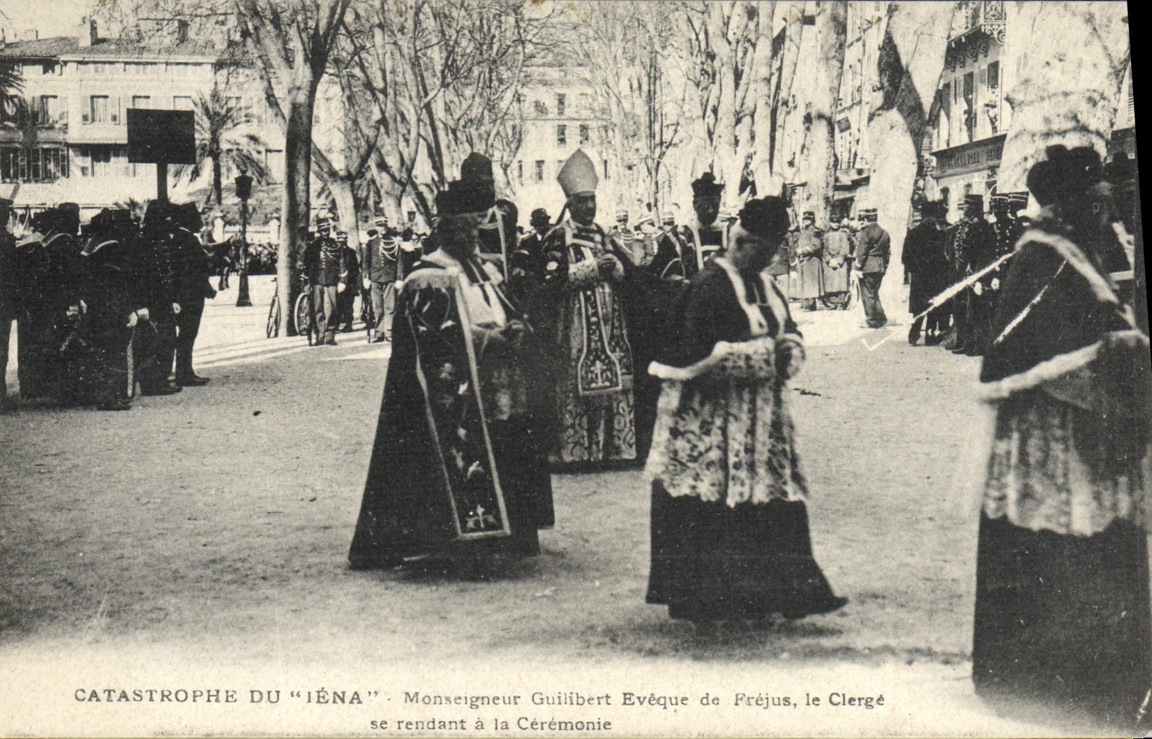 Catastrophe du "Iéna" — Monseigneur Guilbert Évêque de Préjus, le Clergé se rendant à la Cérémonie — Ateliers de Phototypie Juende Marseille