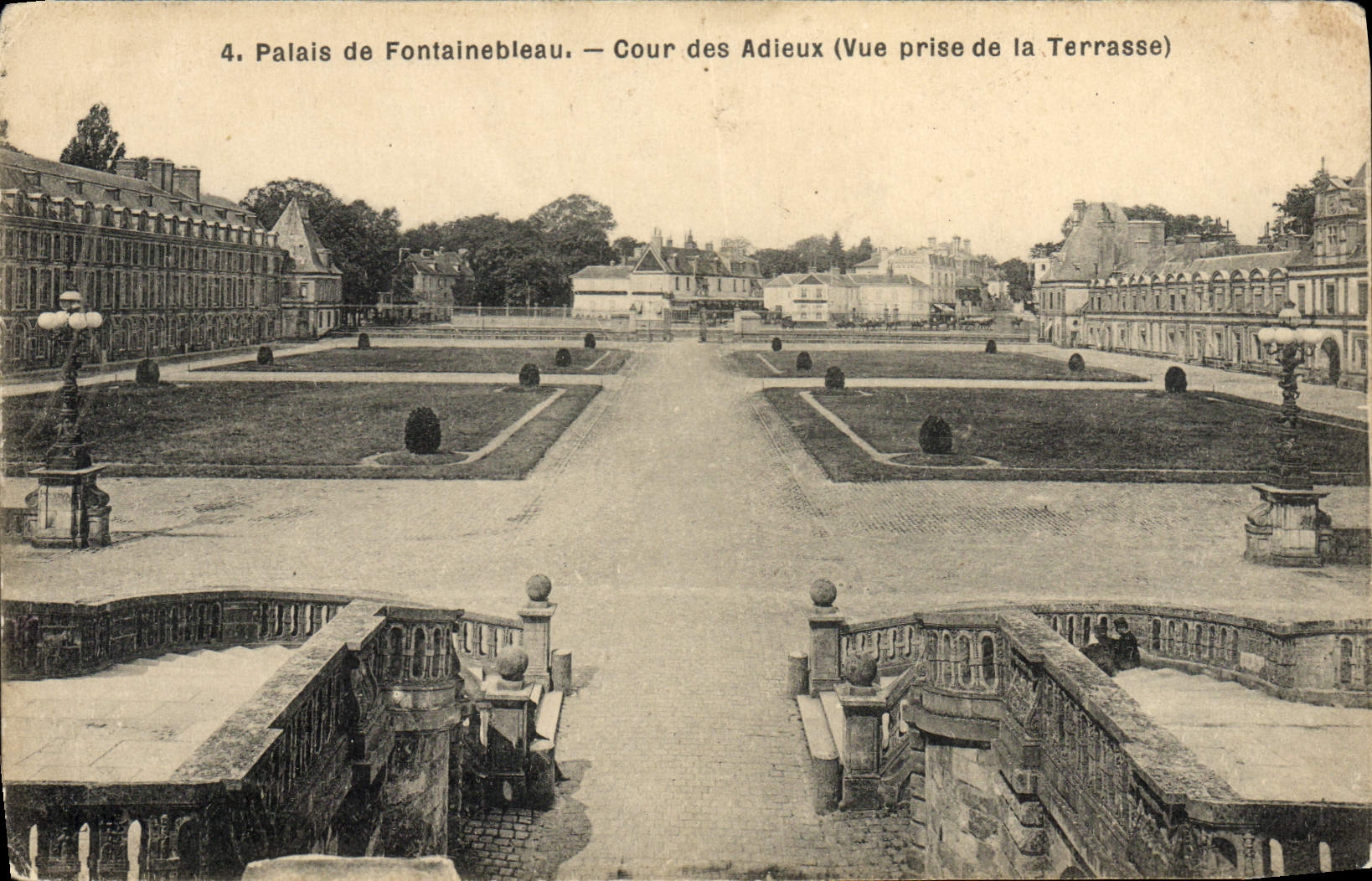 Palacio de Fontainebleau — Cour des Adieux (Vista tomada desde la Terraza)