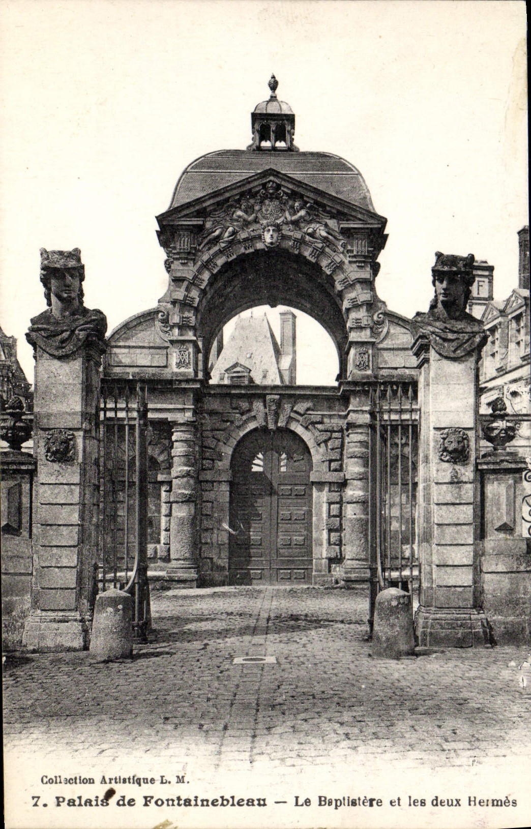 Schloss Fontainebleau — Der Taufbau und die beiden Hermès — Künstlerische Sammlung L. M.
