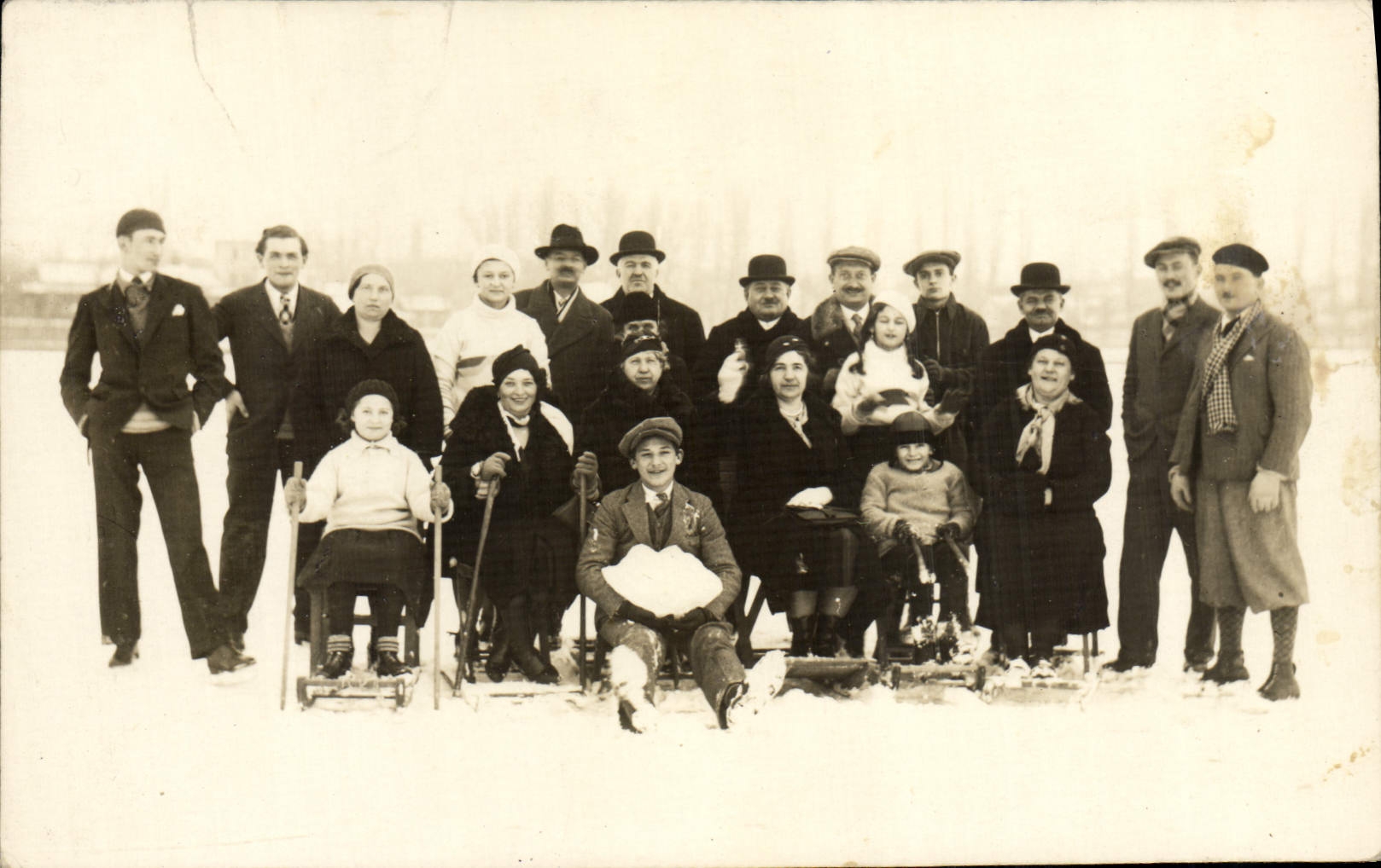 Groupe familial sur une glace — Banat, Roumanie — éditeur inconnu, n° de série non visible