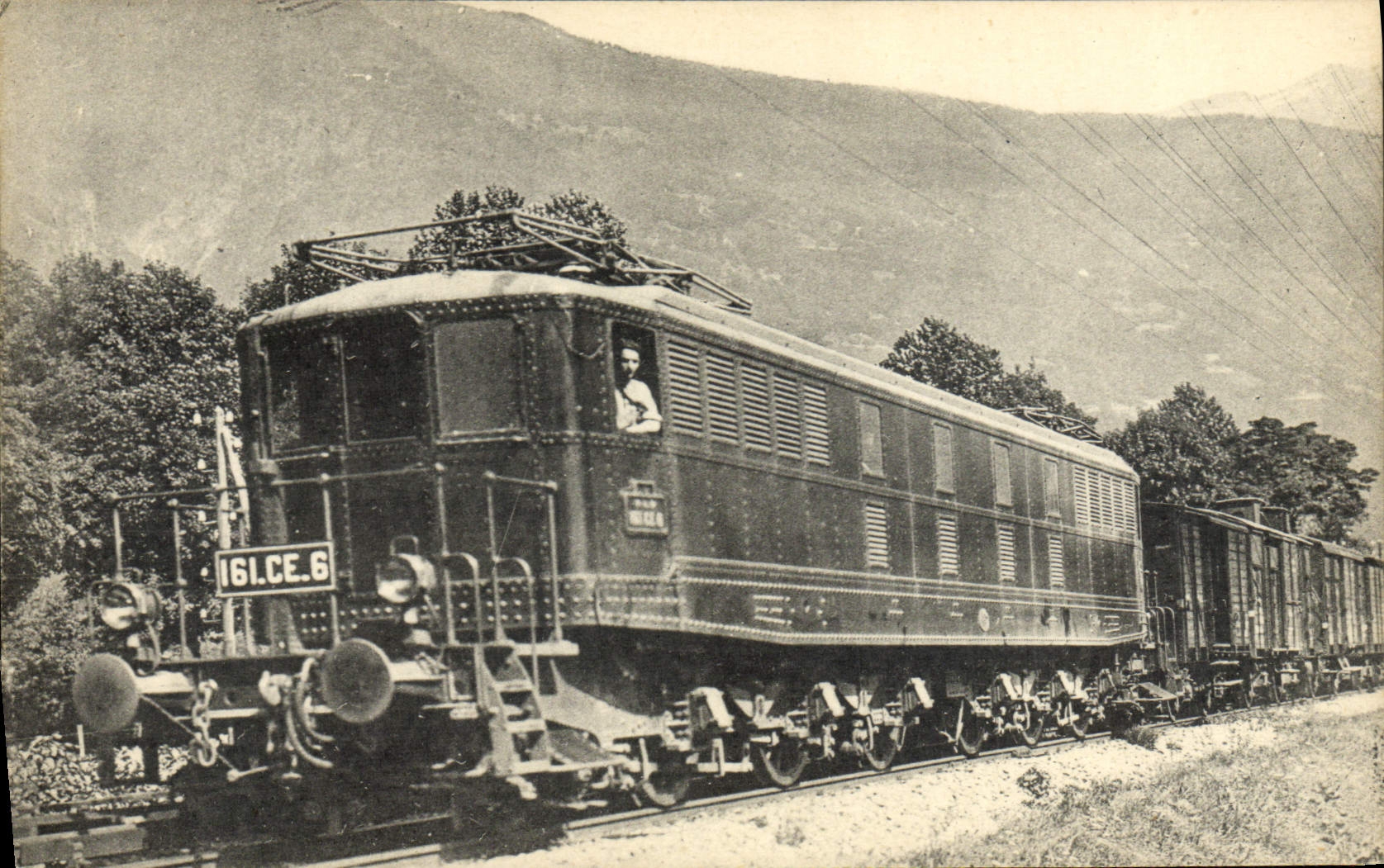 CPA Train Locomotive Region du Sud Est Un train de marchandises remorque par une machine 161 CE 6 
