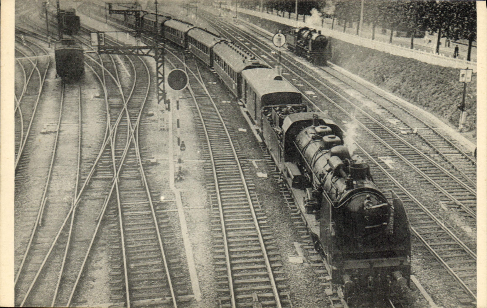 CPA Train Locomotive Region de l'Ouest Le rapide de Cherbourg a la bifurcation de Mantes Machine Pacific