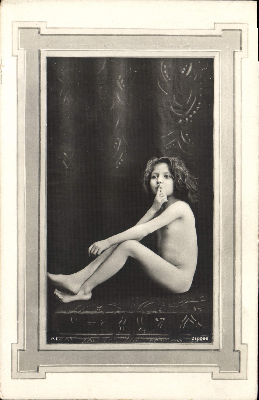 Jeune fille nue — pose artistique — P.L. Déposé