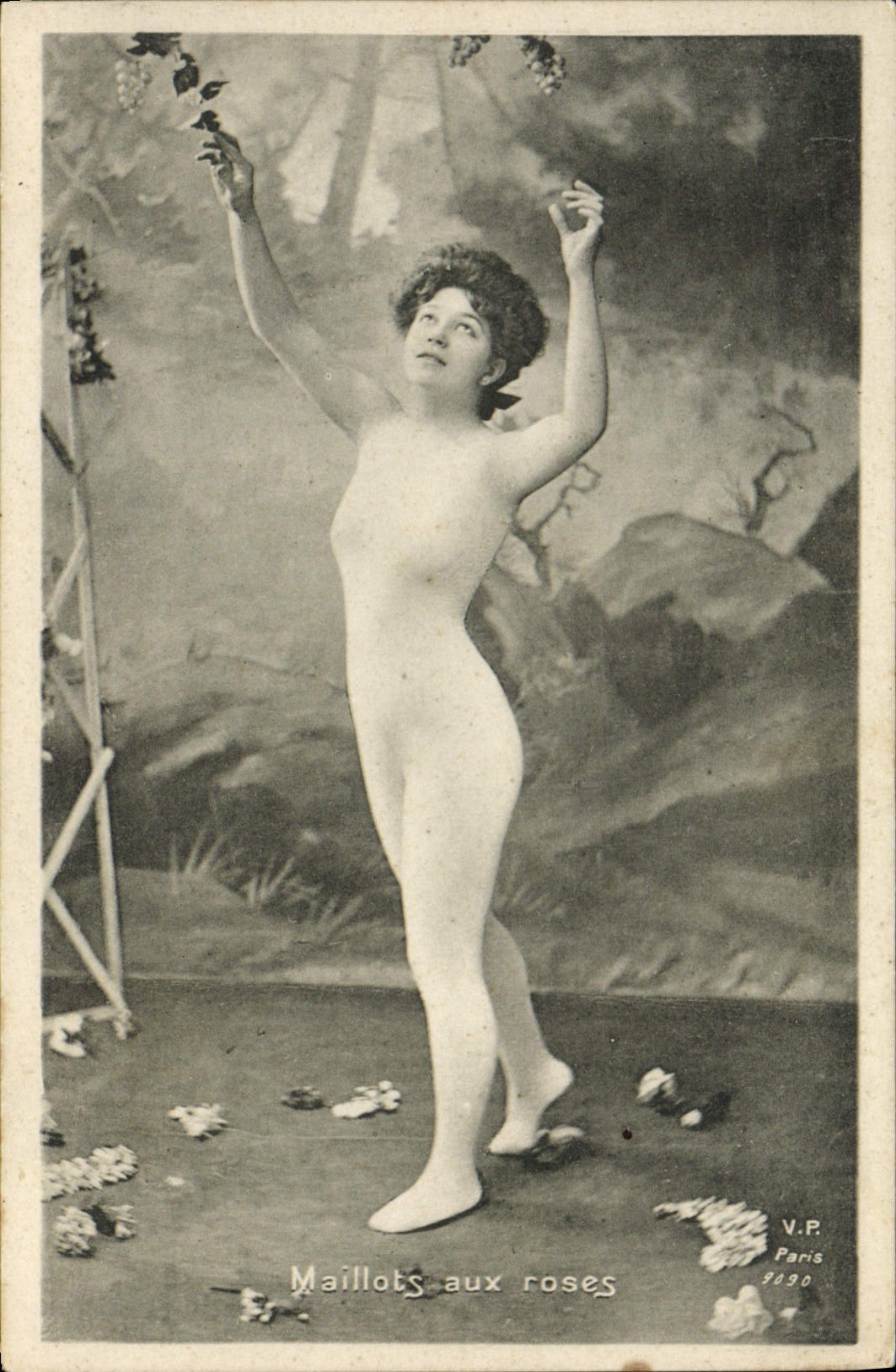 Nackte Frau unter einem Weinreben-Design — Badeanzüge mit Rosen — V.P. Paris 9090