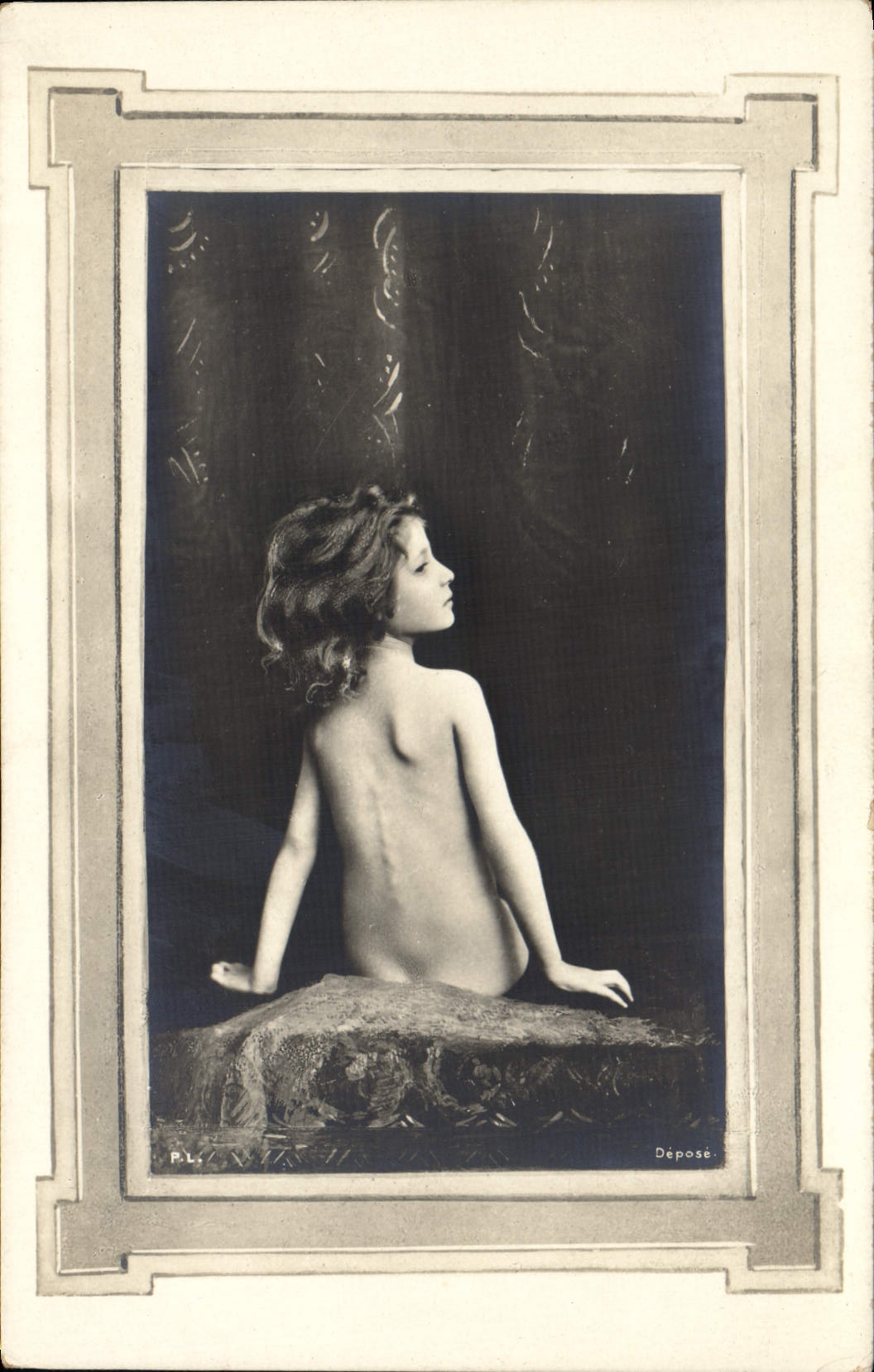 Jeune fille nue — pose artistique — P.L. Dépose