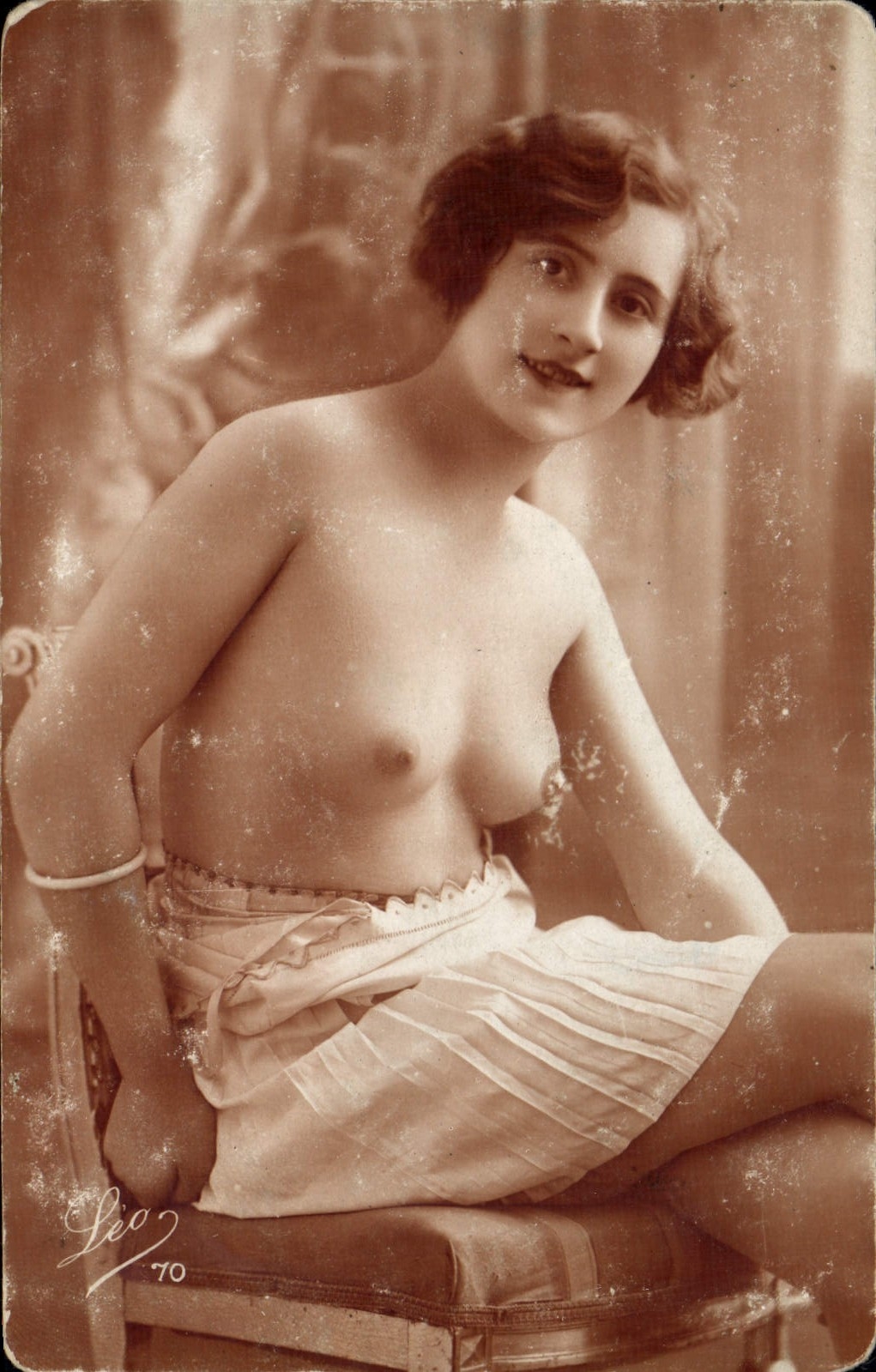 Femme nue assise — photo de studio — Léo -70