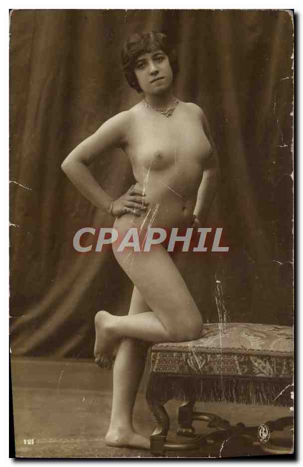 Nudité féminine — pose assise sur tabouret — série 121