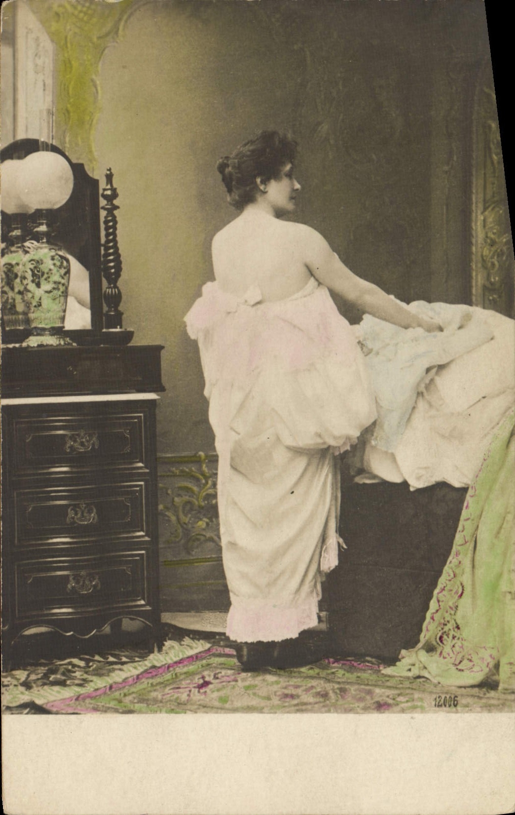 Femme en robe de nuit — chambre à coucher — série 12006
