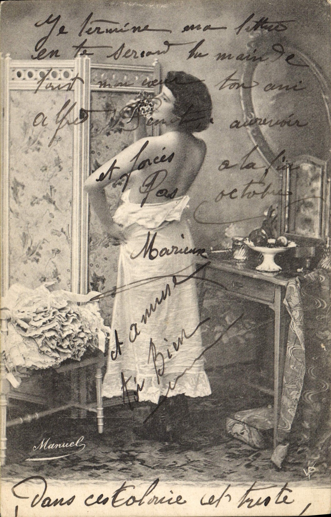 Frau in Nachthemd vor einem Spiegel — Illustration von Manuel — Nr. 11