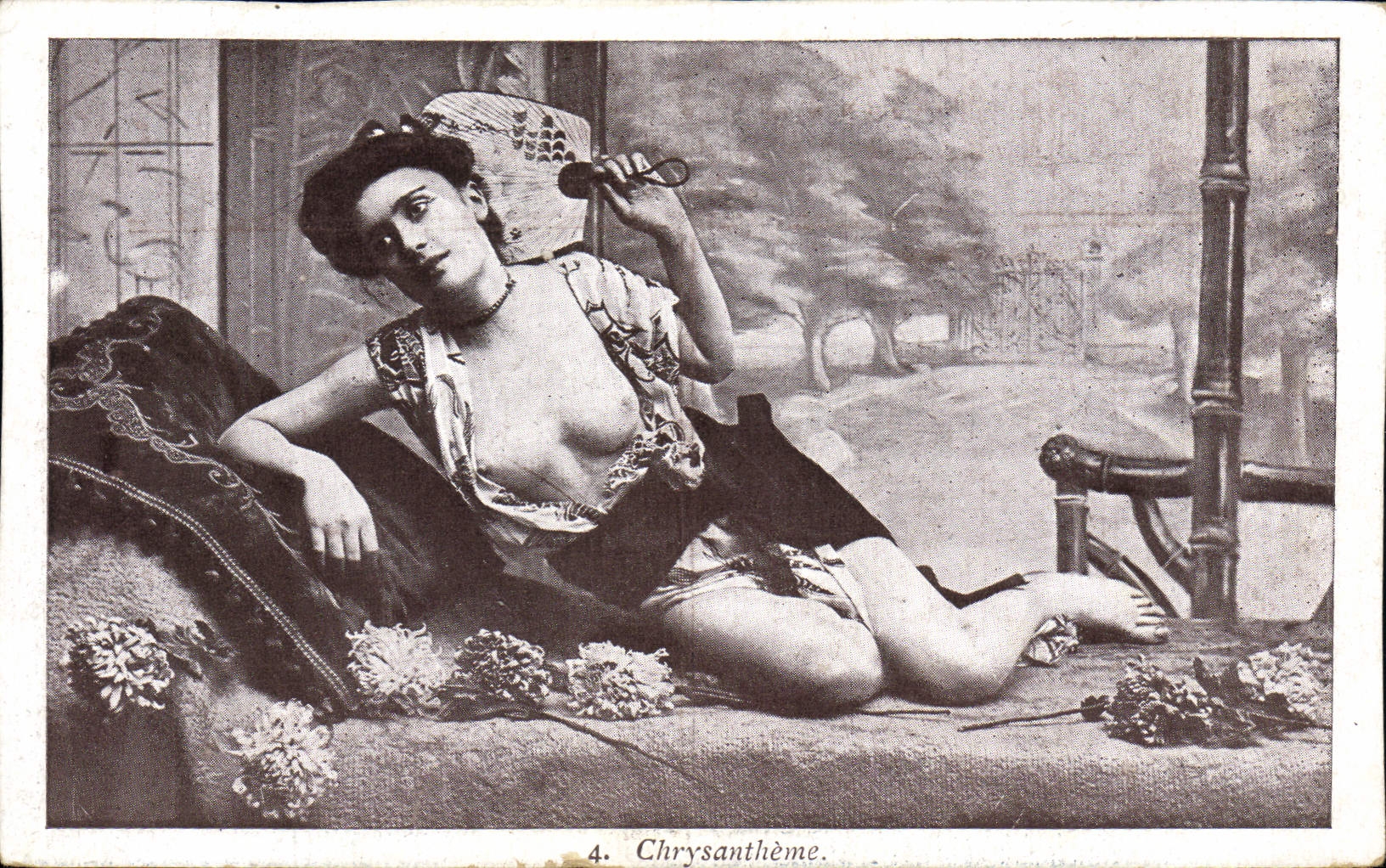 CPA Nu erotique Femme Chrysantheme 