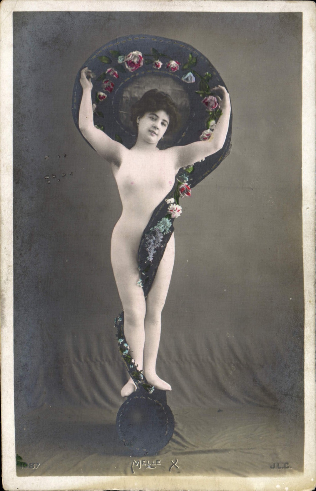 Danseuse nue — pose avec chapeau floral — Melle X, éditée par M.L.C.