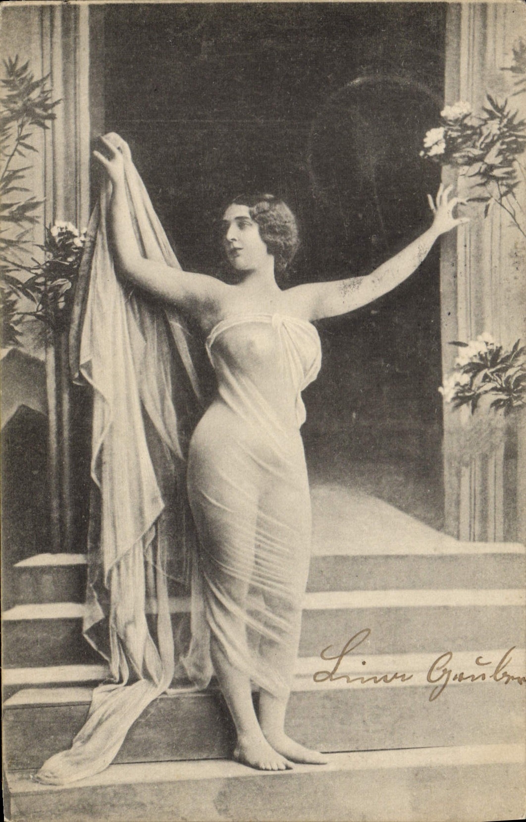 Femme en robe drapée — pose artistique — Linné Gustbrunn