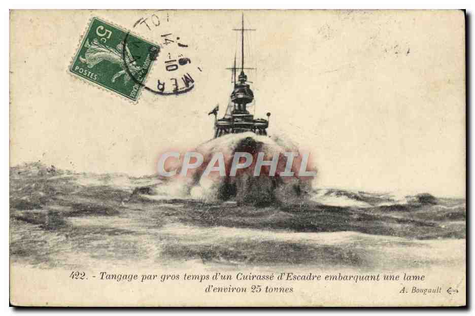 CPA Bateau Guerre Tangage par gros temps d'un cuirasse d'escadre embarquant une lame 