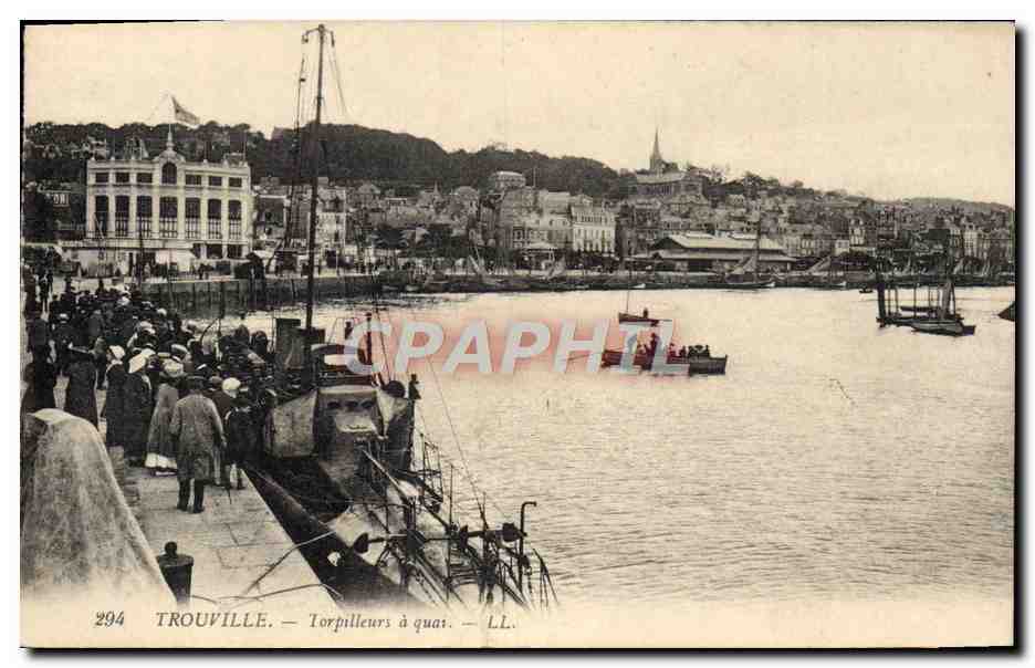 CPA Bateau Guerre Trouville Torpilleurs a quai