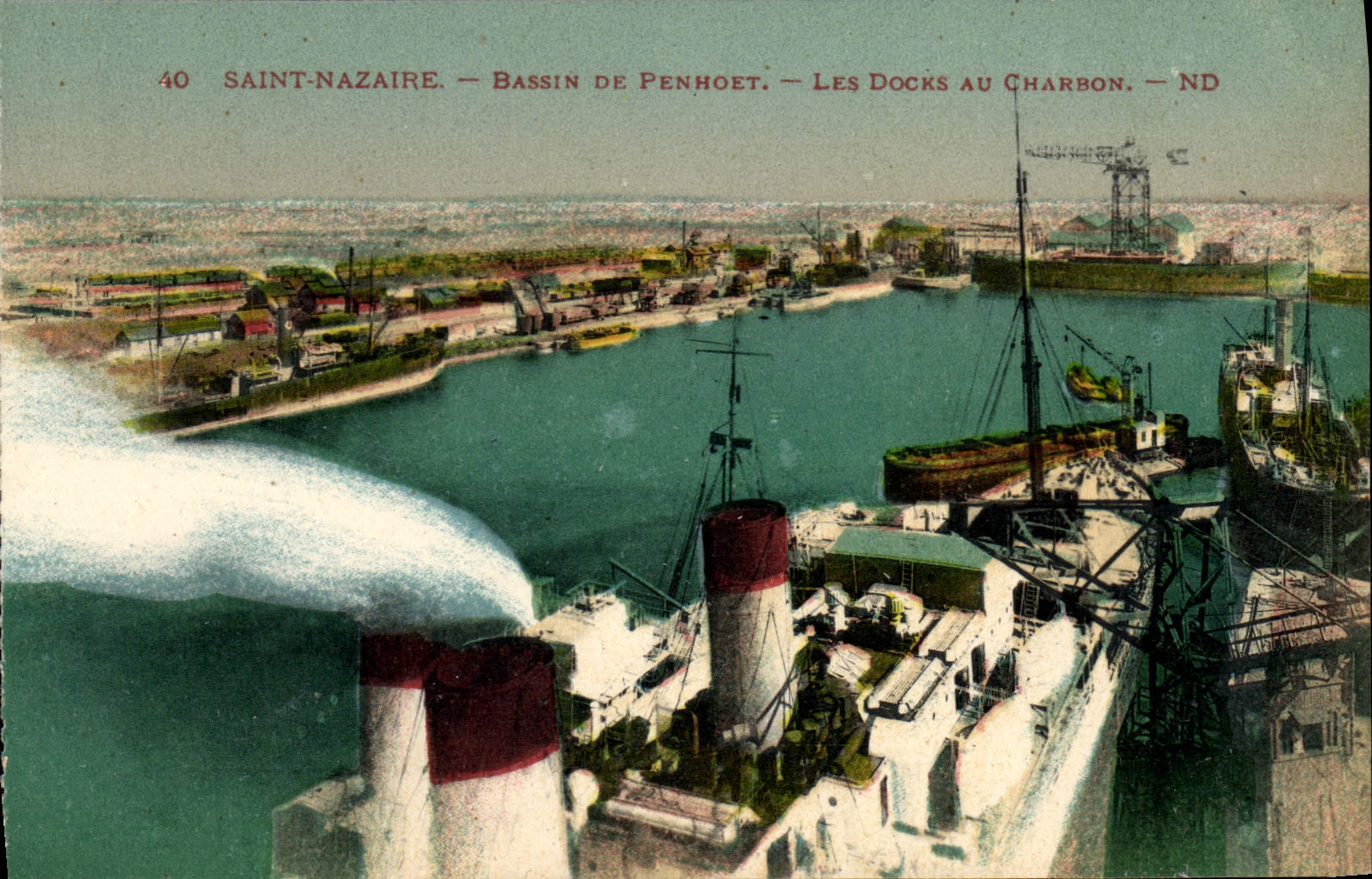 CPA Bateau Guerre Saint Nazaire Bassin de Penhoet Les docks au charbon 