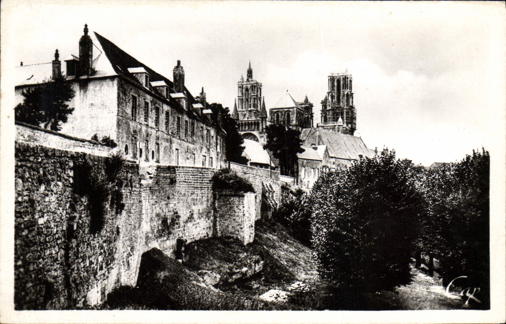 Laon — Les remparts et la Promenade du Nord — C.A.P. Paris