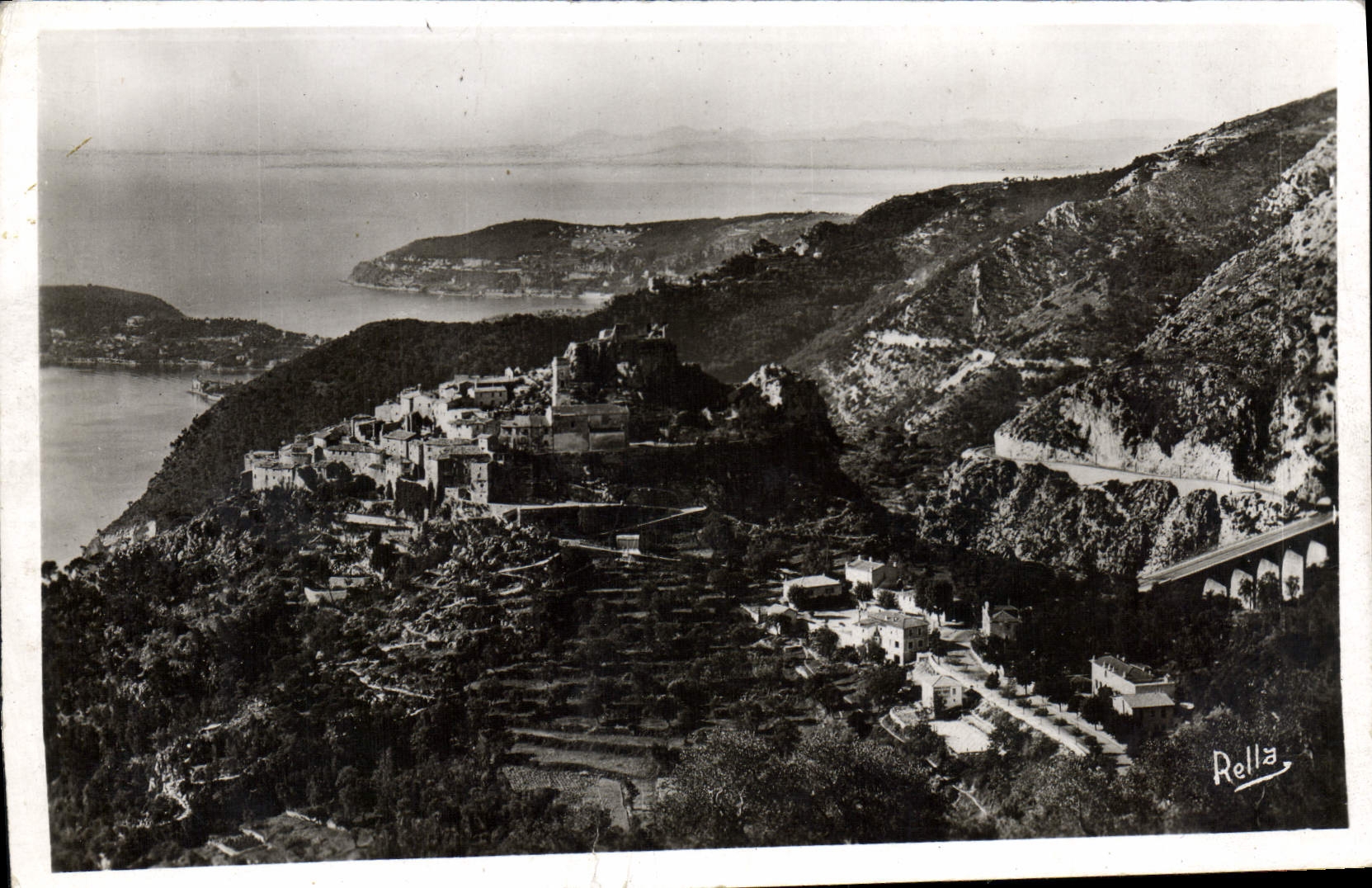Eze et la Route de la Moyenne Corniche — (au loin, le Cap d'Antibes et l'Estérel) — Cliché Rella, n°296