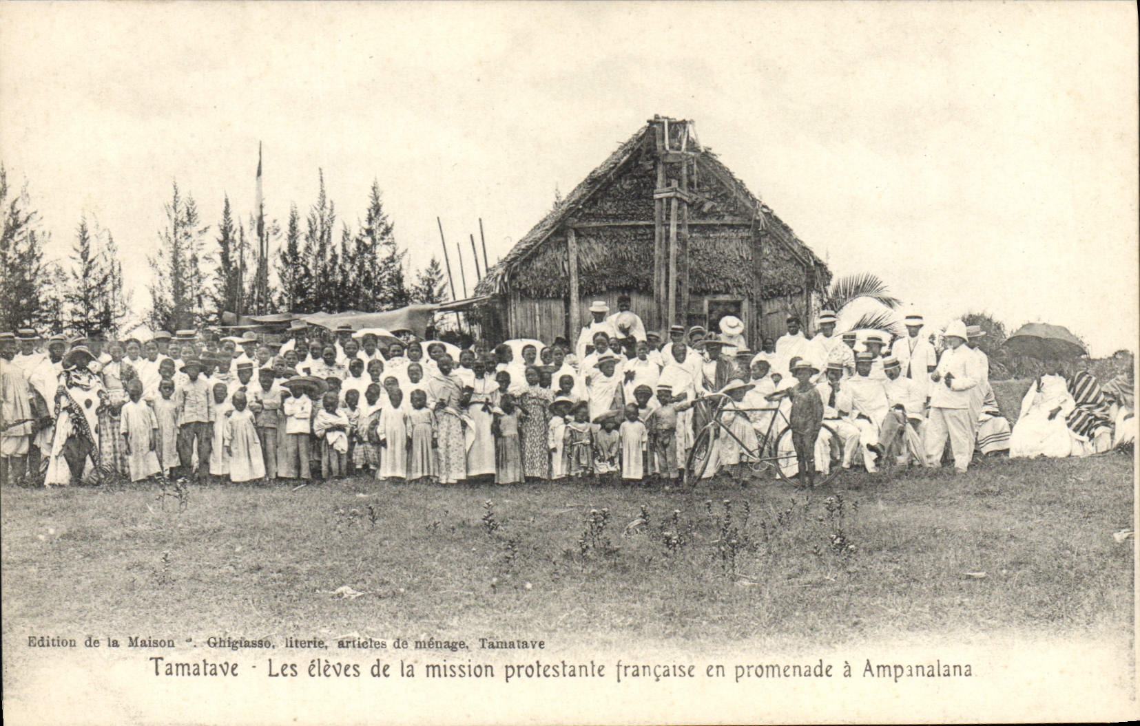 Tamatave - Les élèves de la mission protestante française en promenade à Ampanalana — Edition de la Maison Ghigiasso, articles de ménage