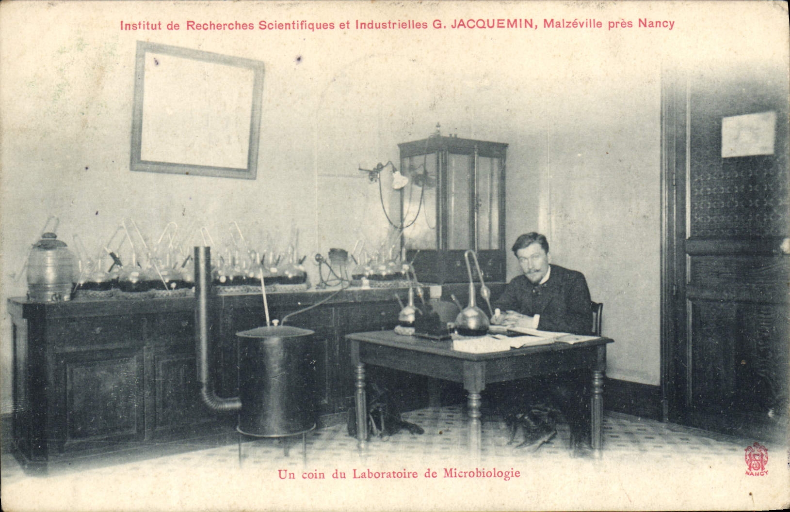 CPA Un coin du laboratoire de microbiologie Institut de recherches scientifiques Jacquemin Malzeville pres Nancy 