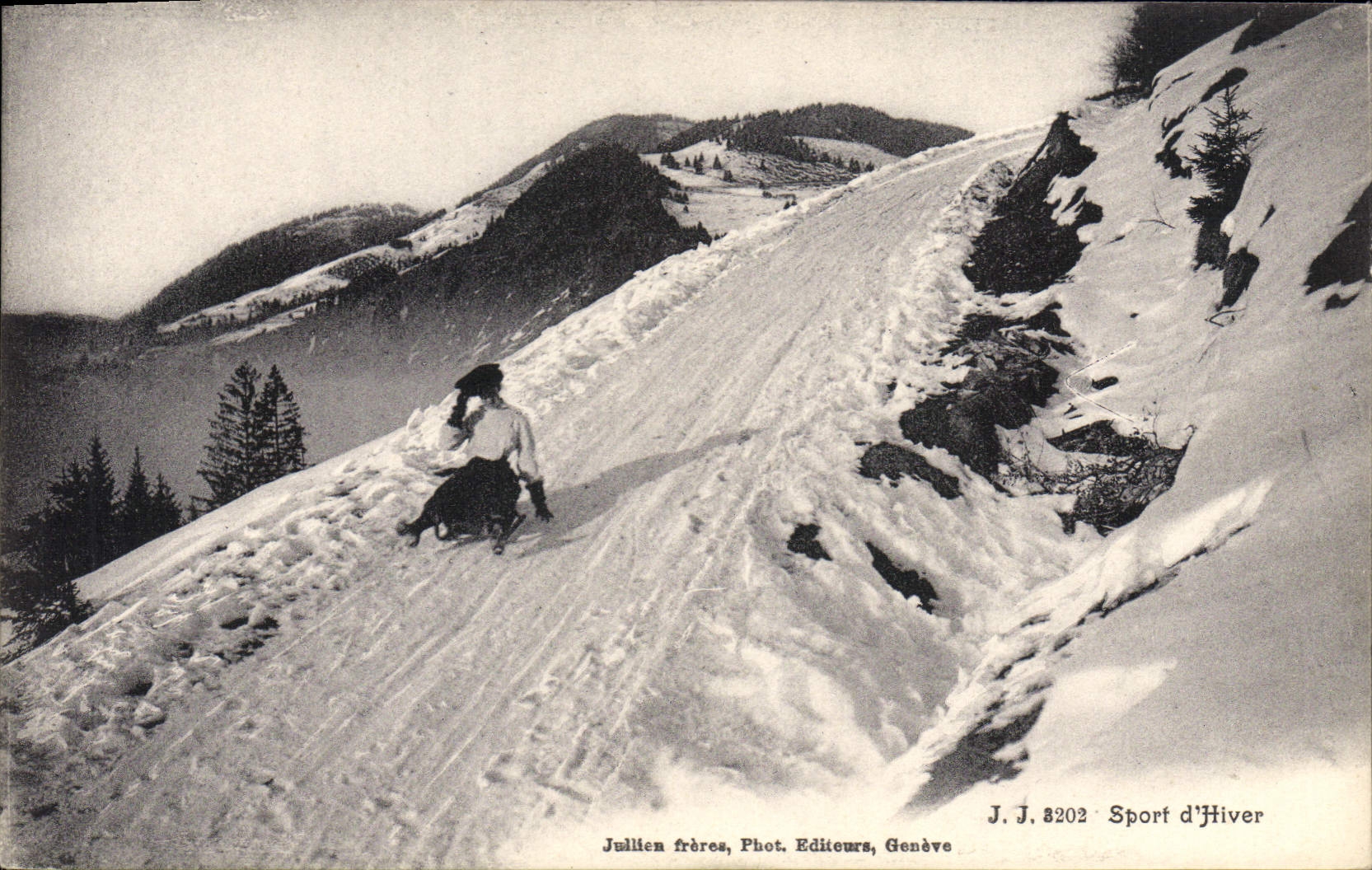 Sport d'Hiver — femme en traîneau sur pente enneigée — Juillien frères, Phot. Editeurs, Genève, n° 8202