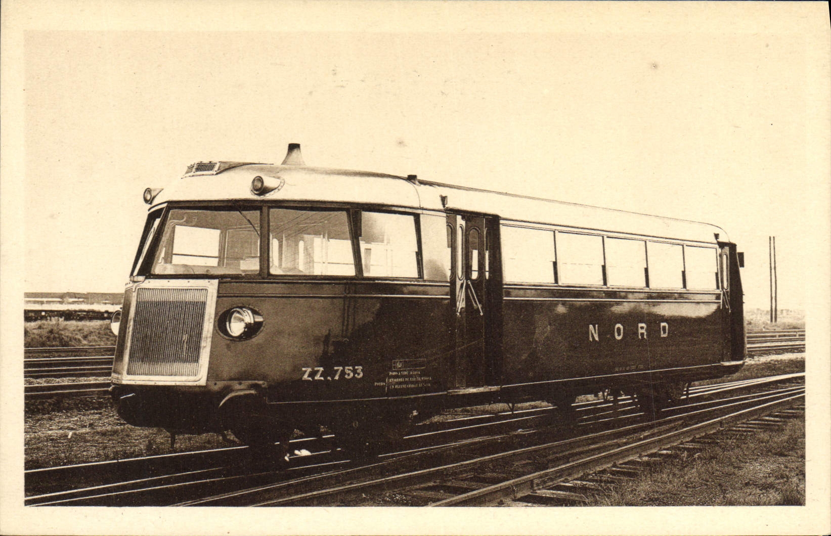 CPA Train Locomotive Chemin de fer du Nord Automotrice Renault 