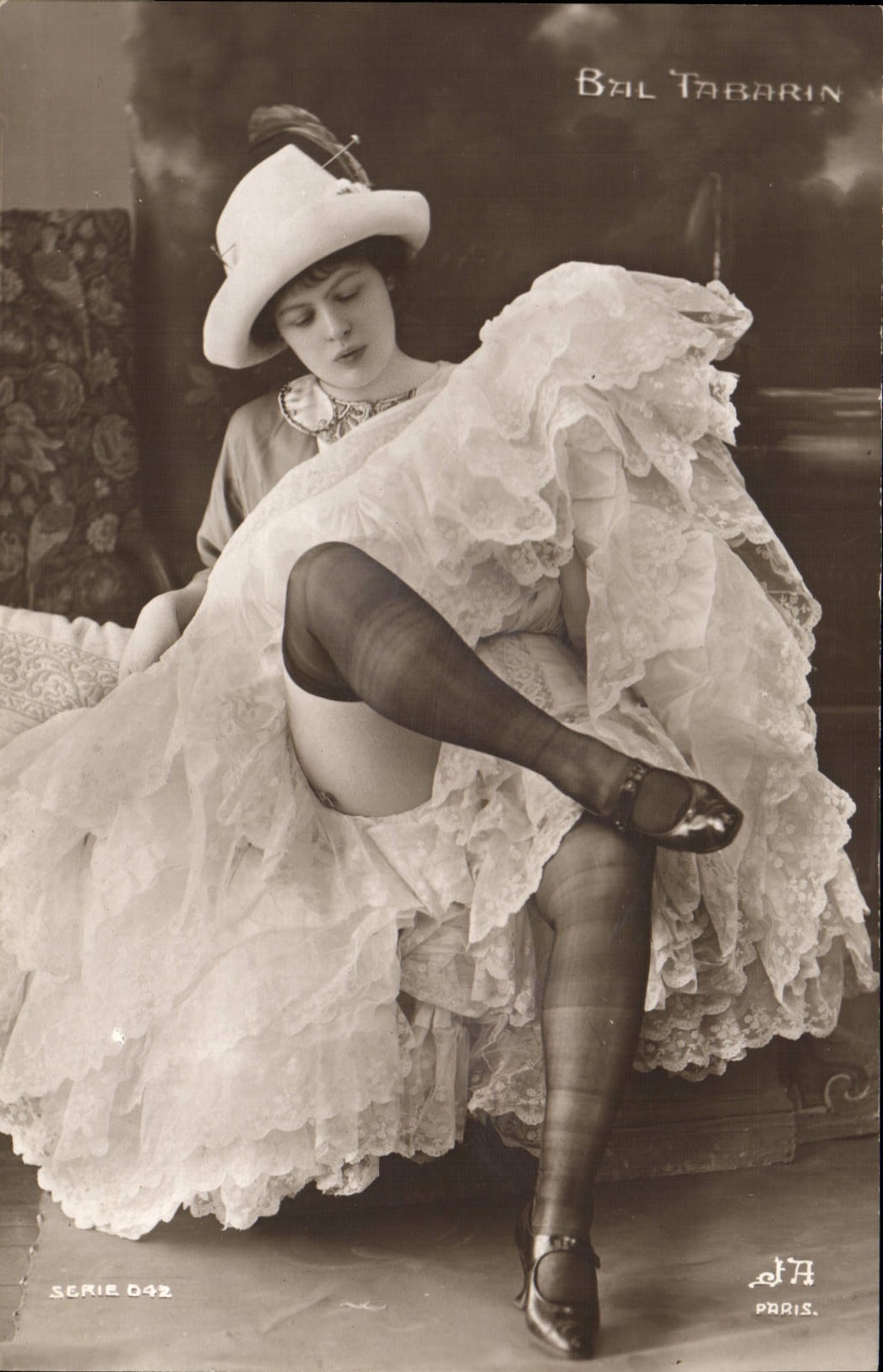 CPA Nu erotique Femme Bal Tabarin