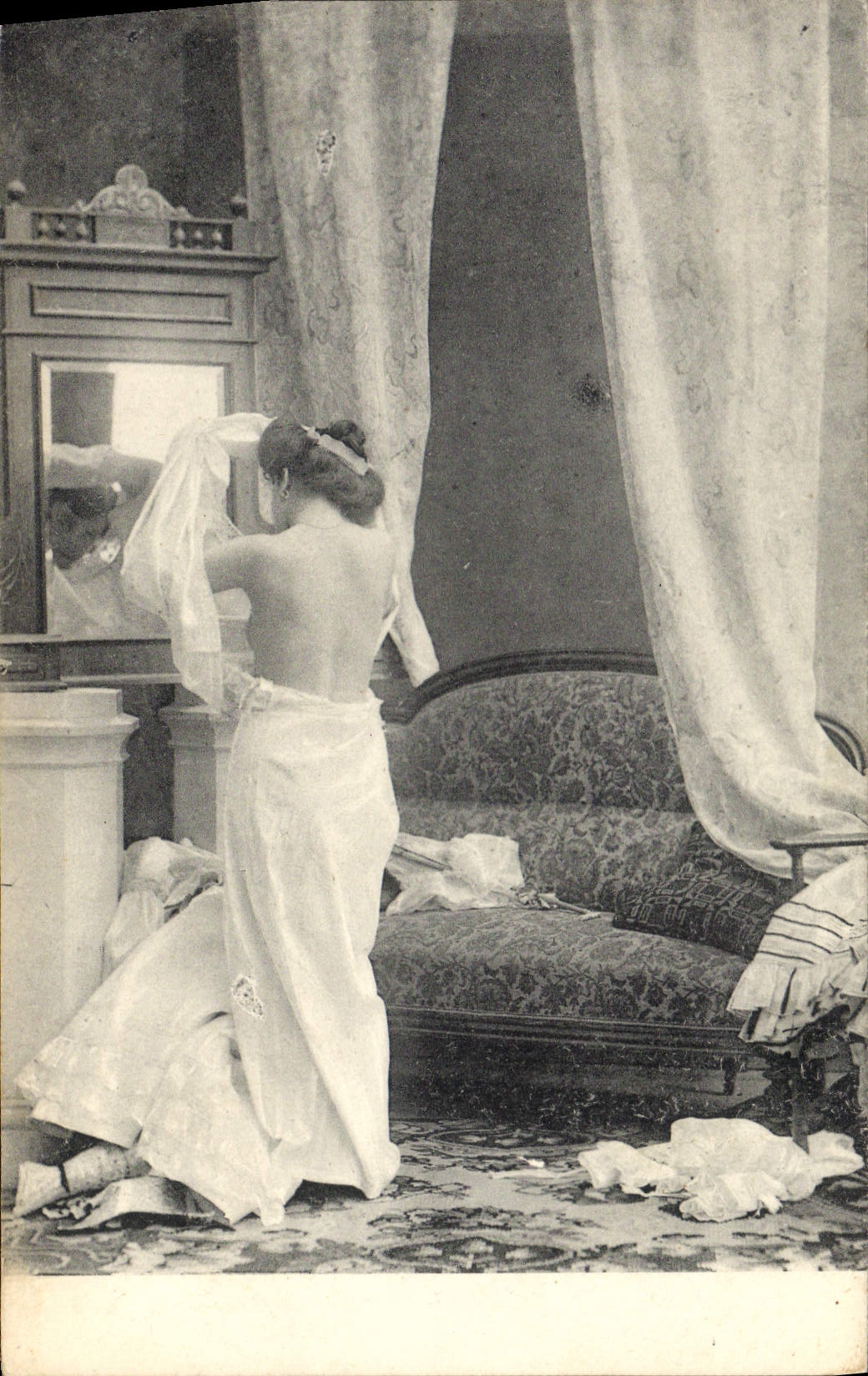 Femme en robe de mariée ajustant son voile — scène intérieure — CPAPHIL n° 5469-11