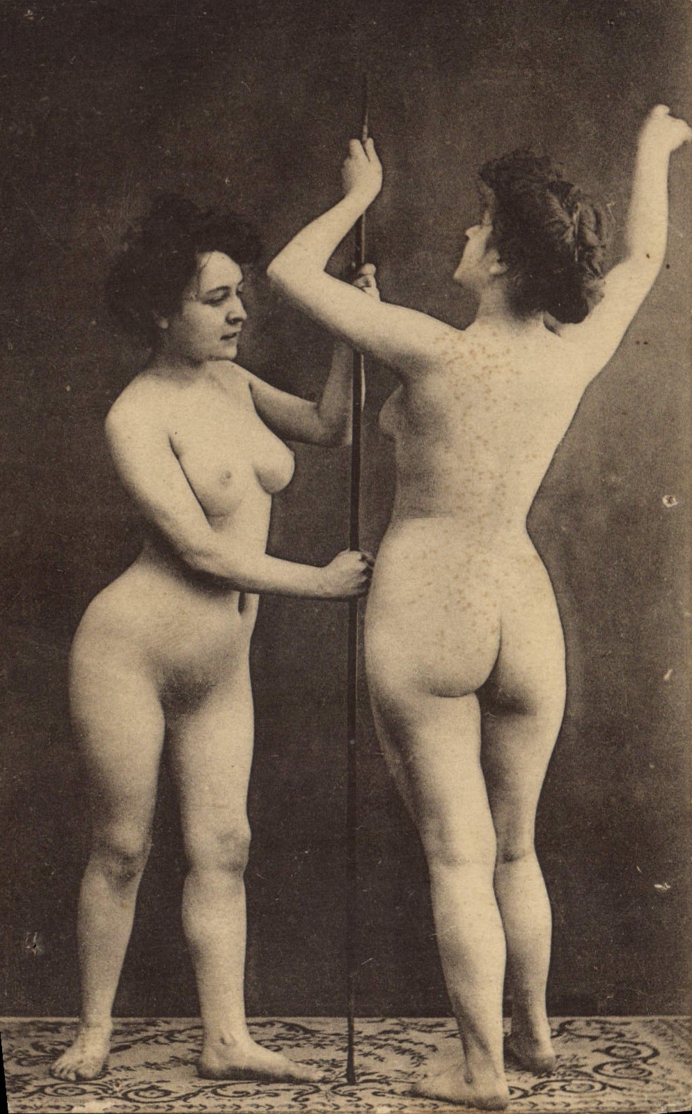 Deux femmes nues — pose avec poteau — L. Dugont, Impr.-Edit., Paris, Série 3