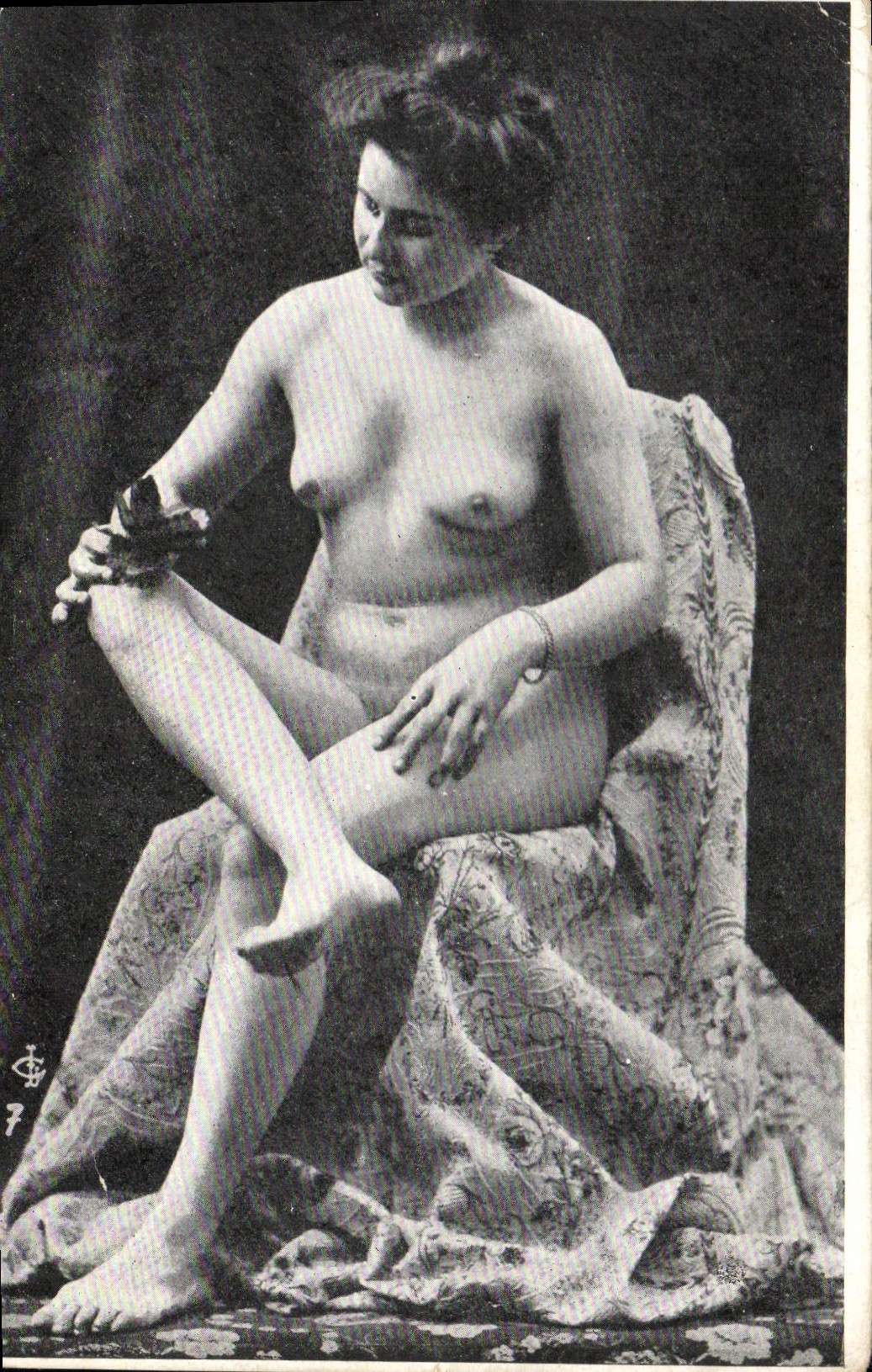 Nudité féminine — pose assise — éditeur inconnu, n° de série 7
