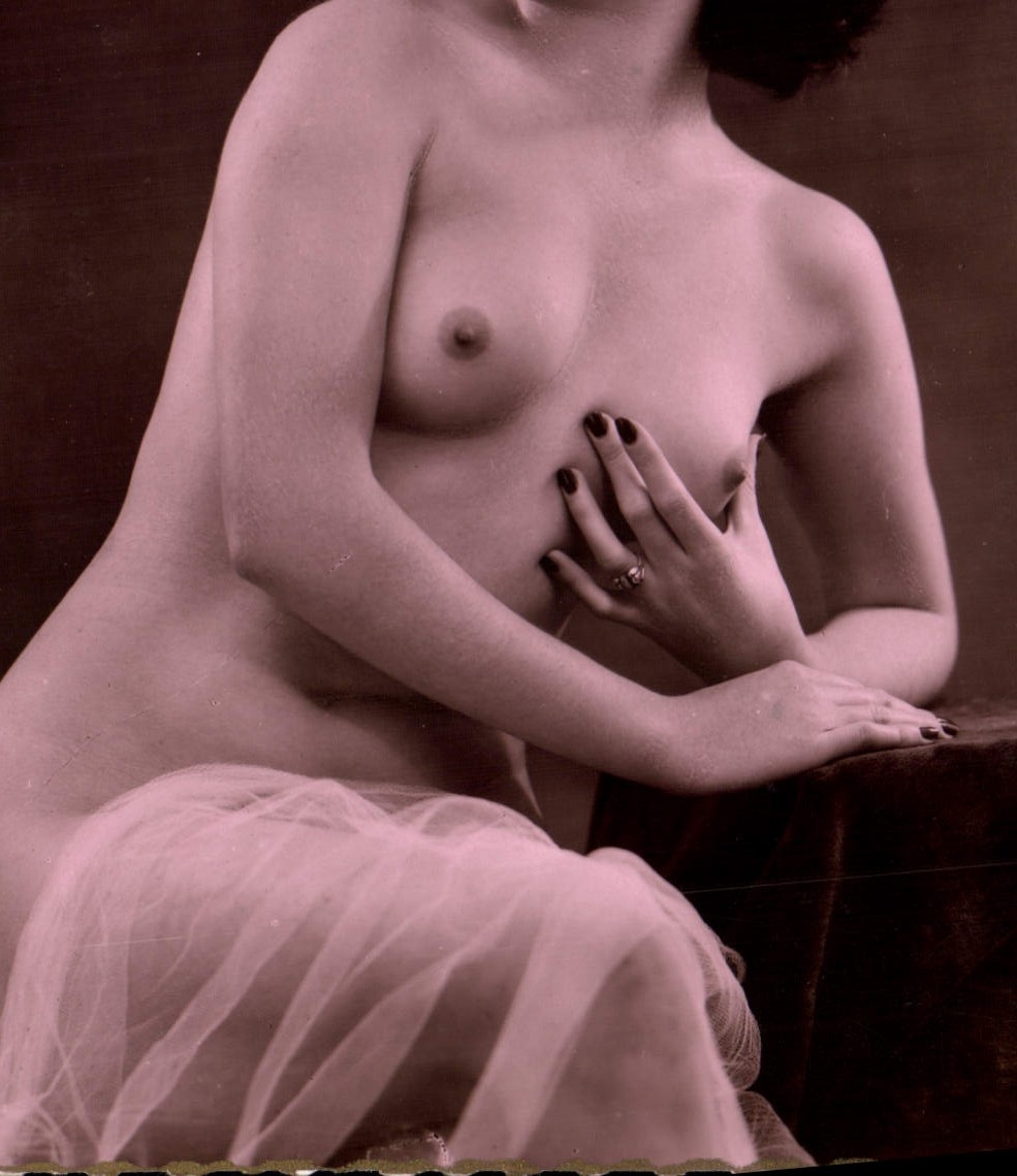 Nudez femenina — postura sentada con velo — Ediciones de Luva, París, n° 418