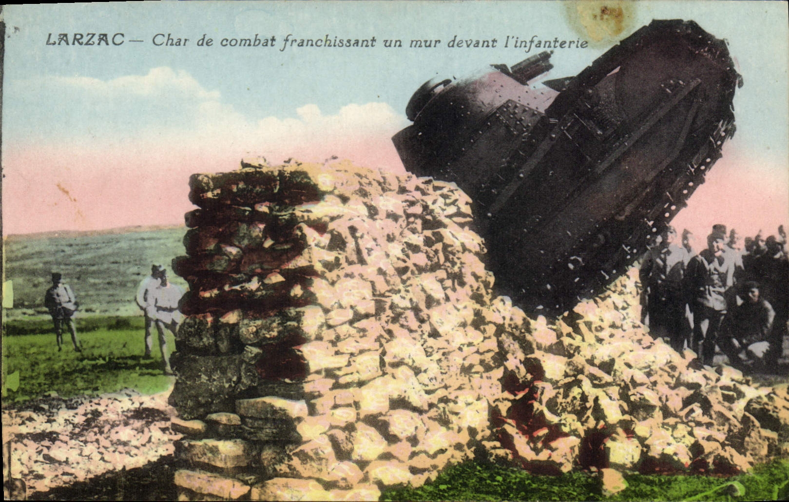 CPA Militaria Tank Larzac Char de combat franchissant un mur devant l'infanterie