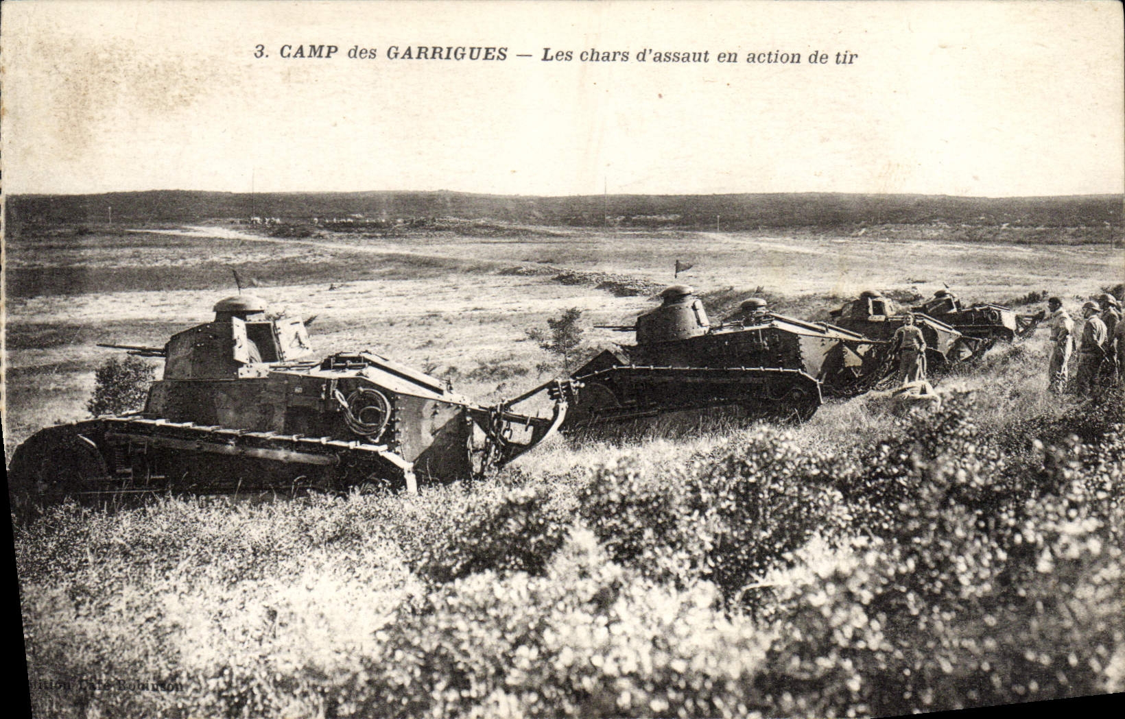 CPA Militaria Tank Camp des Garrigues Les chards d'assaut en action de tir