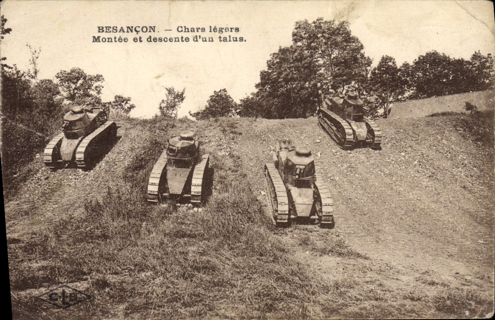 CPA Militaria Tank Besancon Chars legers Montee et descente d'un talus