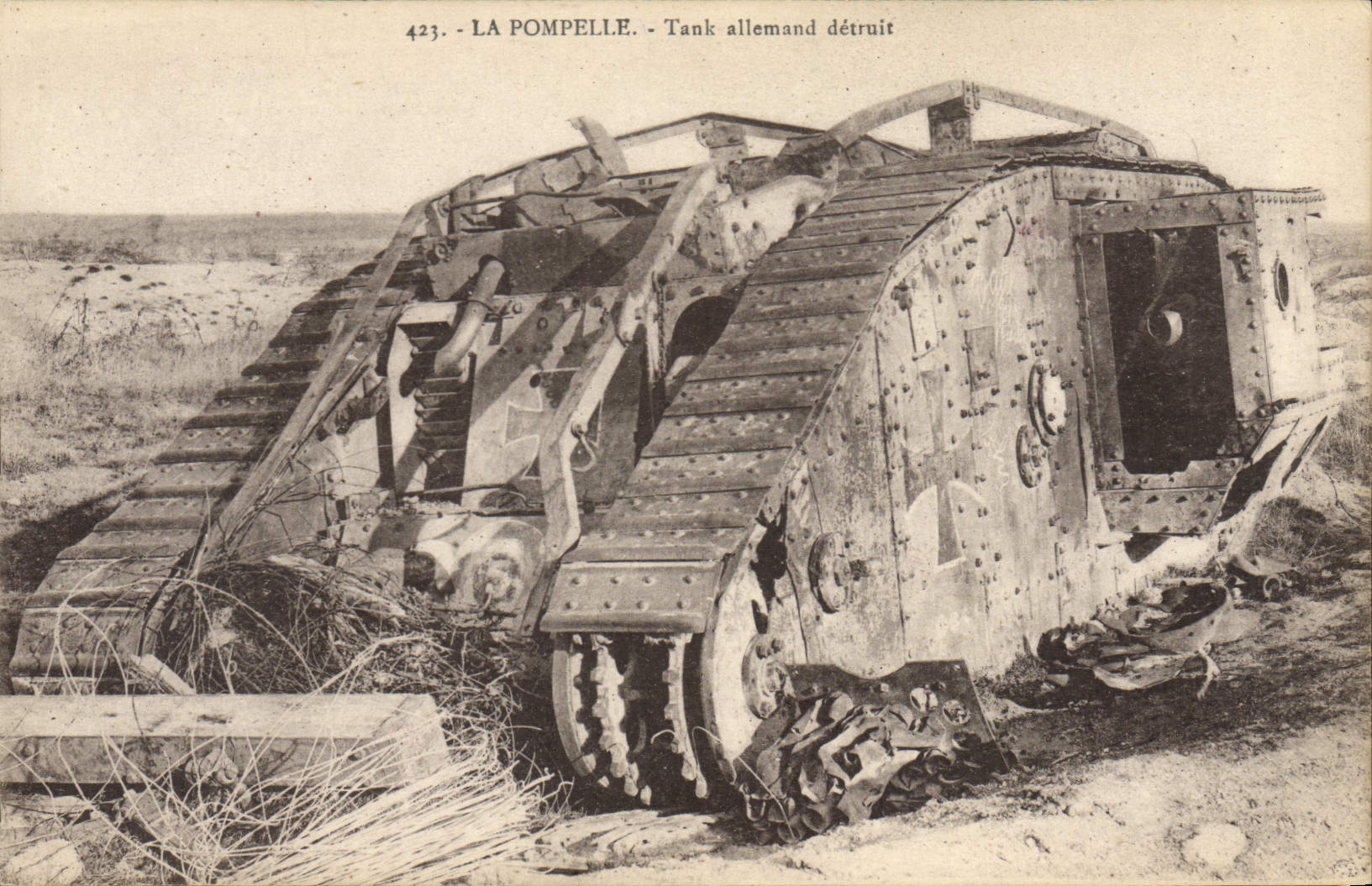 CPA Militaria Tank La Pompelle Tank allemand detruit