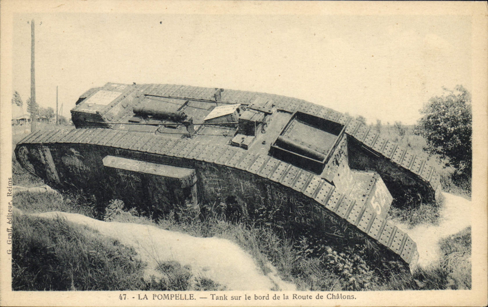 CPA Militaria Tank La Pompelle Tank sur le bord de la route de Chalons