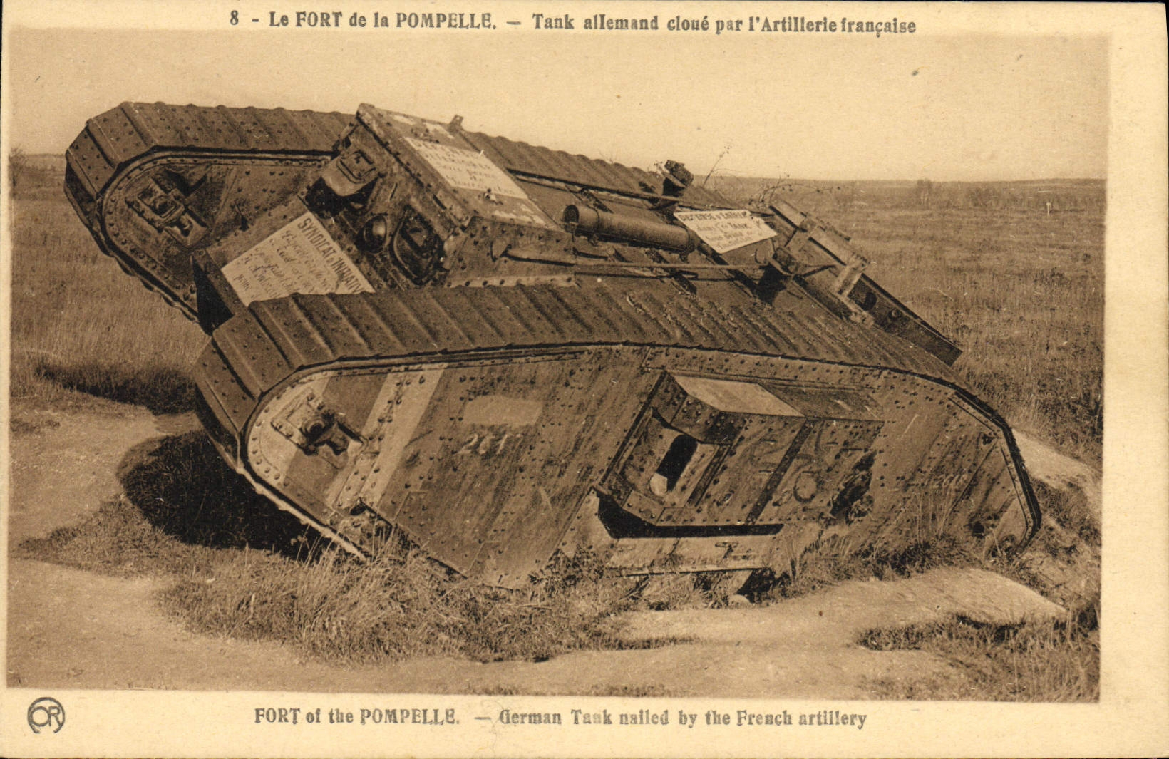 CPA Militaria Tank Fort de la Pompelle Tank allemand cloue par l'artillerie allemande