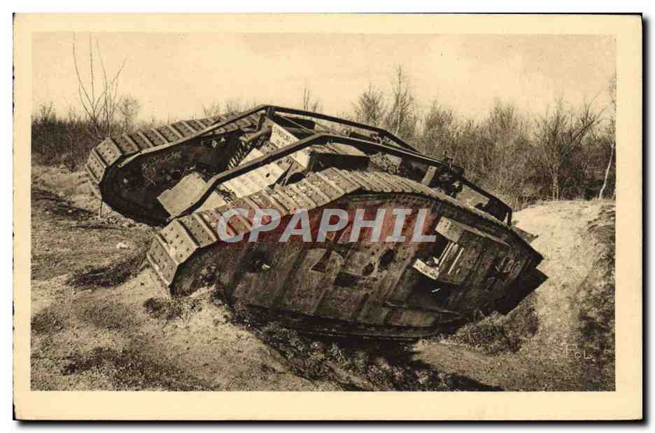CPA Militaria Tank Environs de Suippes Tank allemand immobilise par l'artillerie allemande sur la route de Suippes