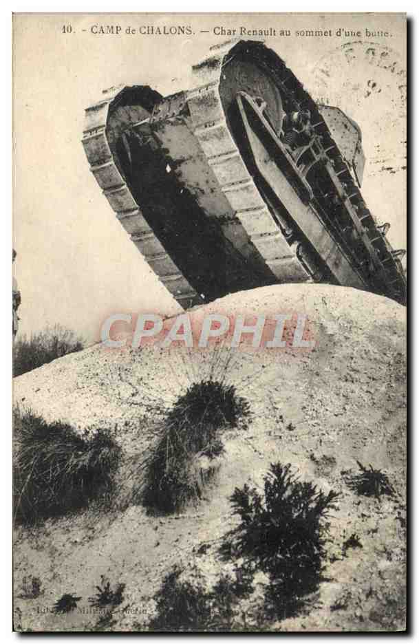 CPA Militaria Tank Camp de Chalons Char Renault au sommet d'une butte