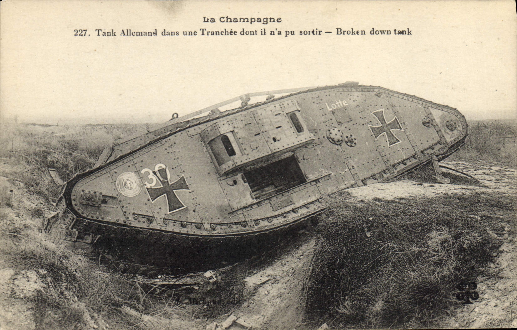 CPA Militaria Tank Champagne Tank allemand dans une tranchee 