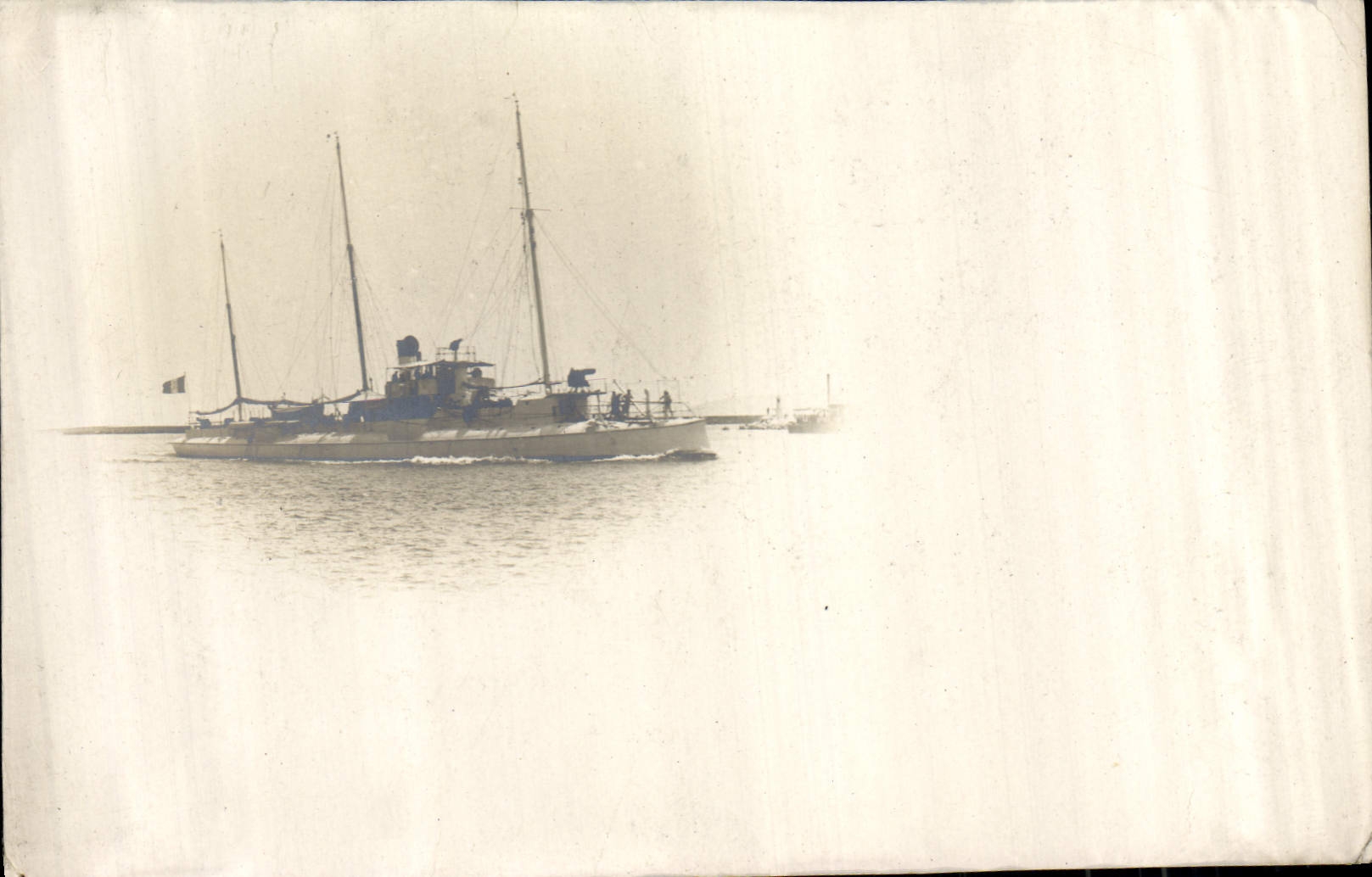 CPA Bateau Guerre Fantaisie Femme 