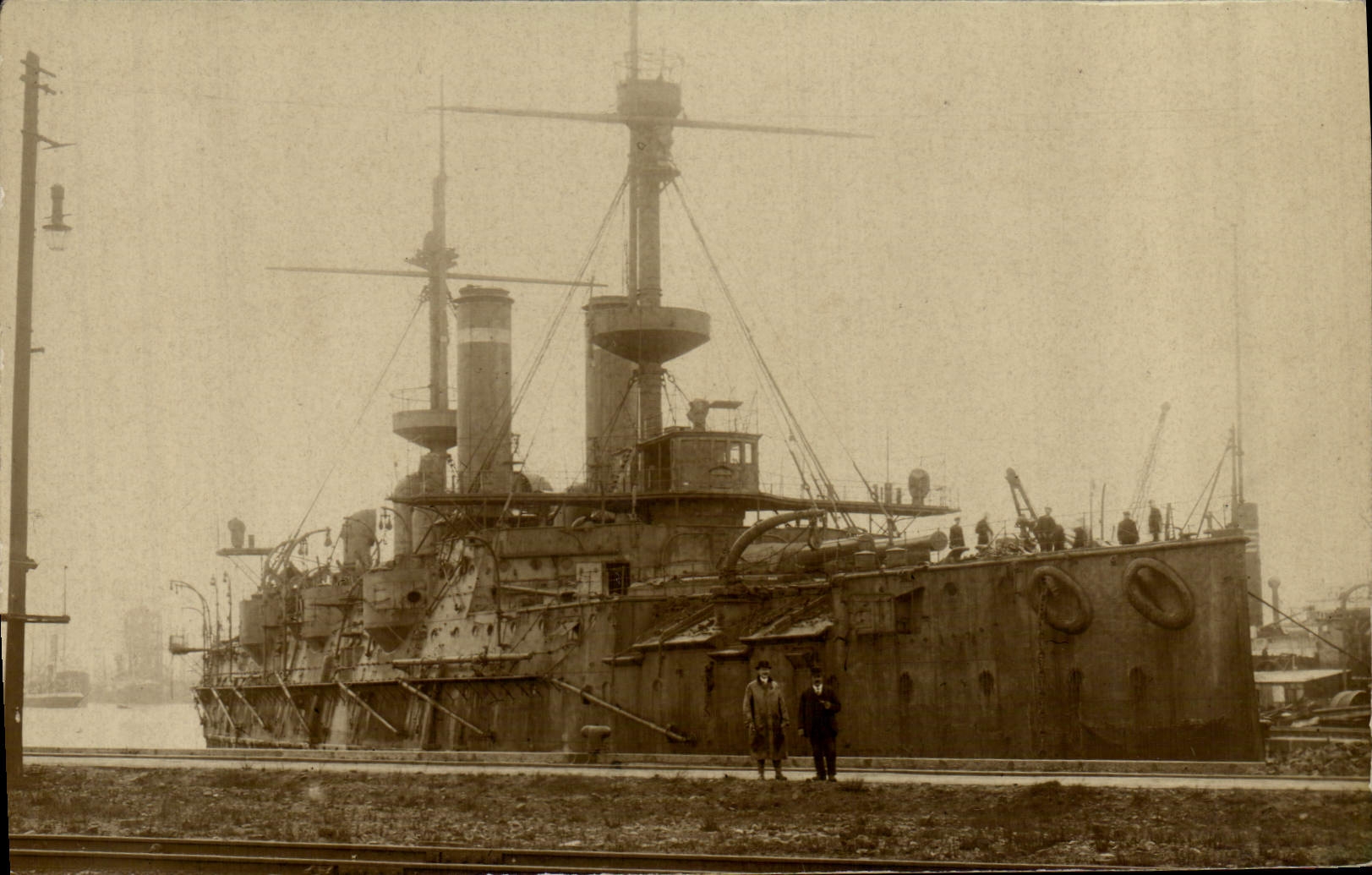 Bateau de guerre à quai — vue de chantier naval — éditeur T