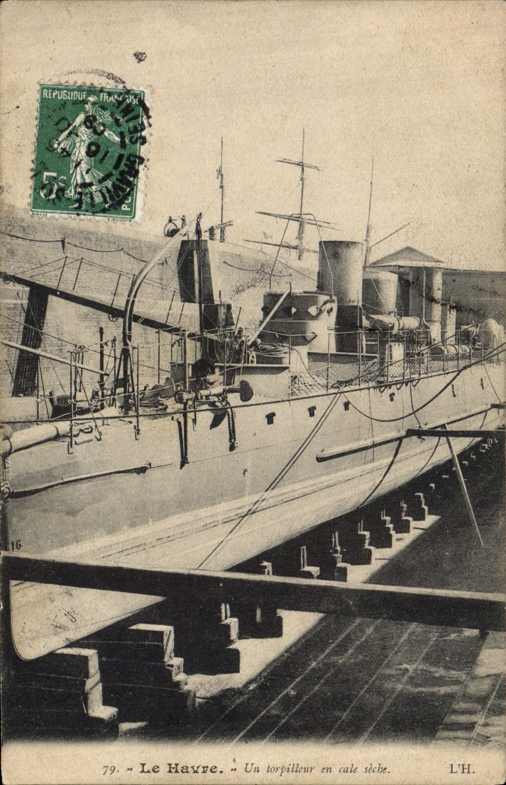 CPA Bateau Guerre Le Havre Un torpilleur en cale seche 